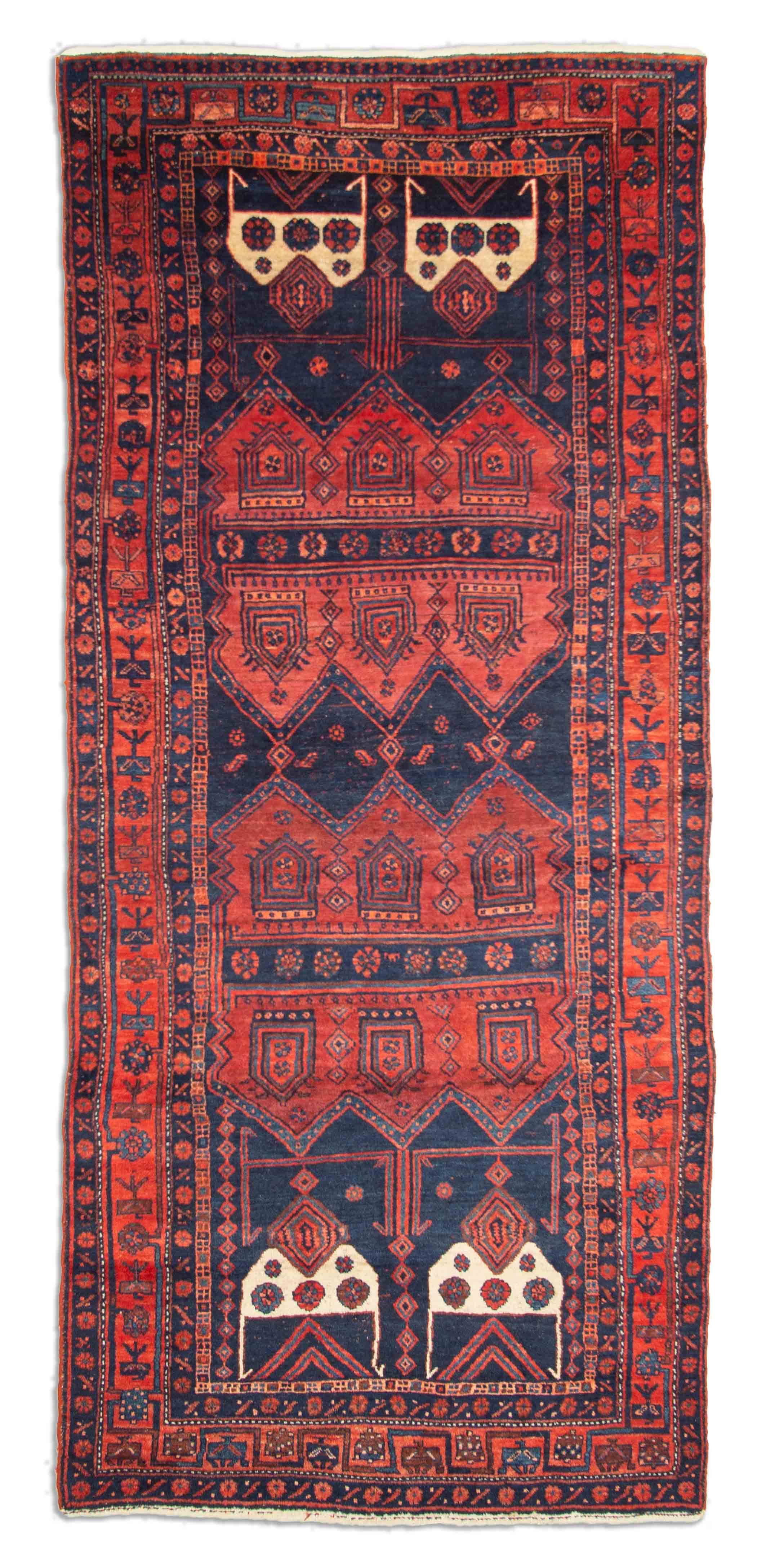 Eine Fotoaufnahme eines Koliai Teppichs.