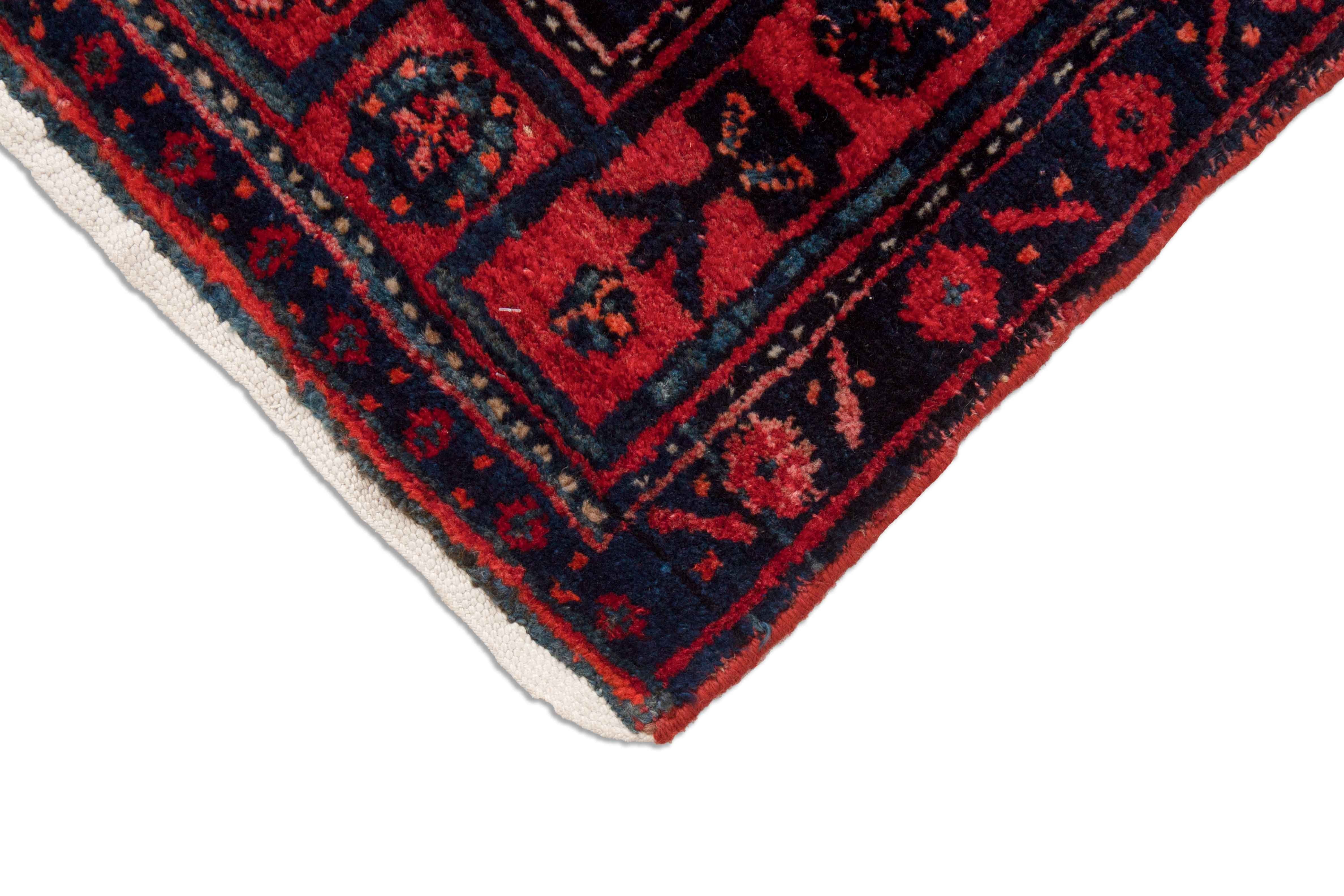 Eine Fotoaufnahme eines Koliai Teppichs.