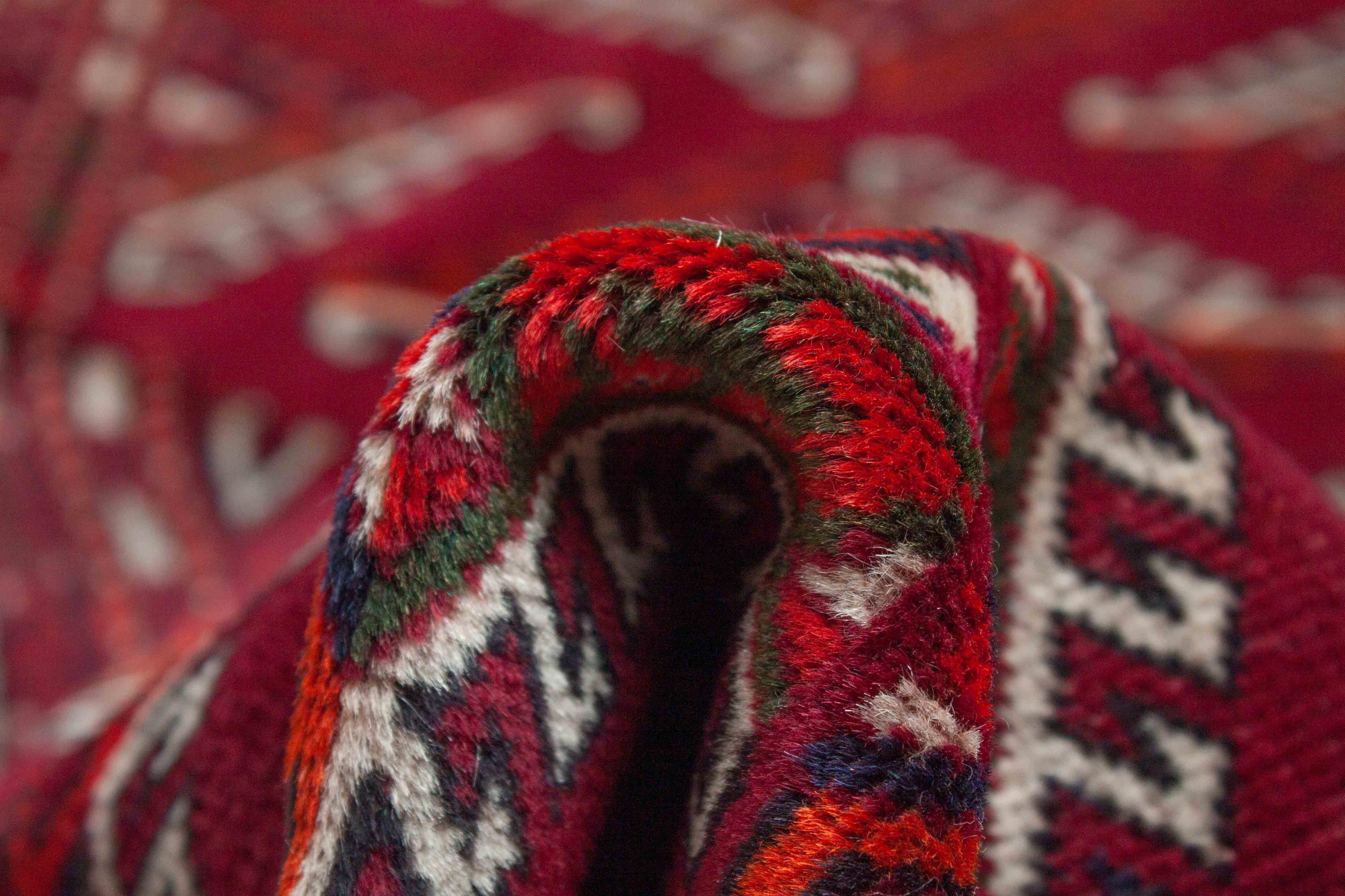 Eine Fotoaufnahme eines Tekke Teppichs.