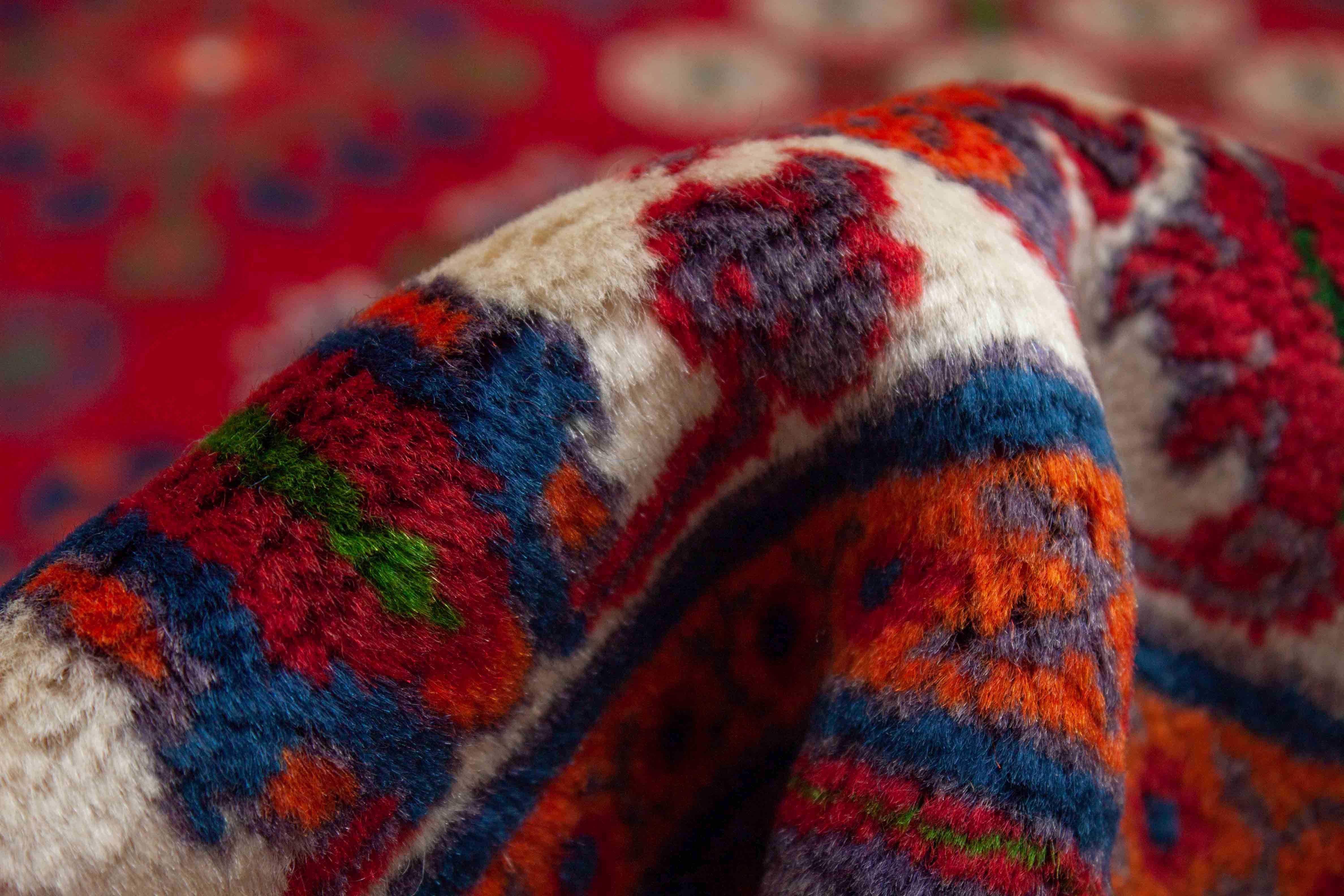 Eine Fotoaufnahme eines Meymeh Teppichs.