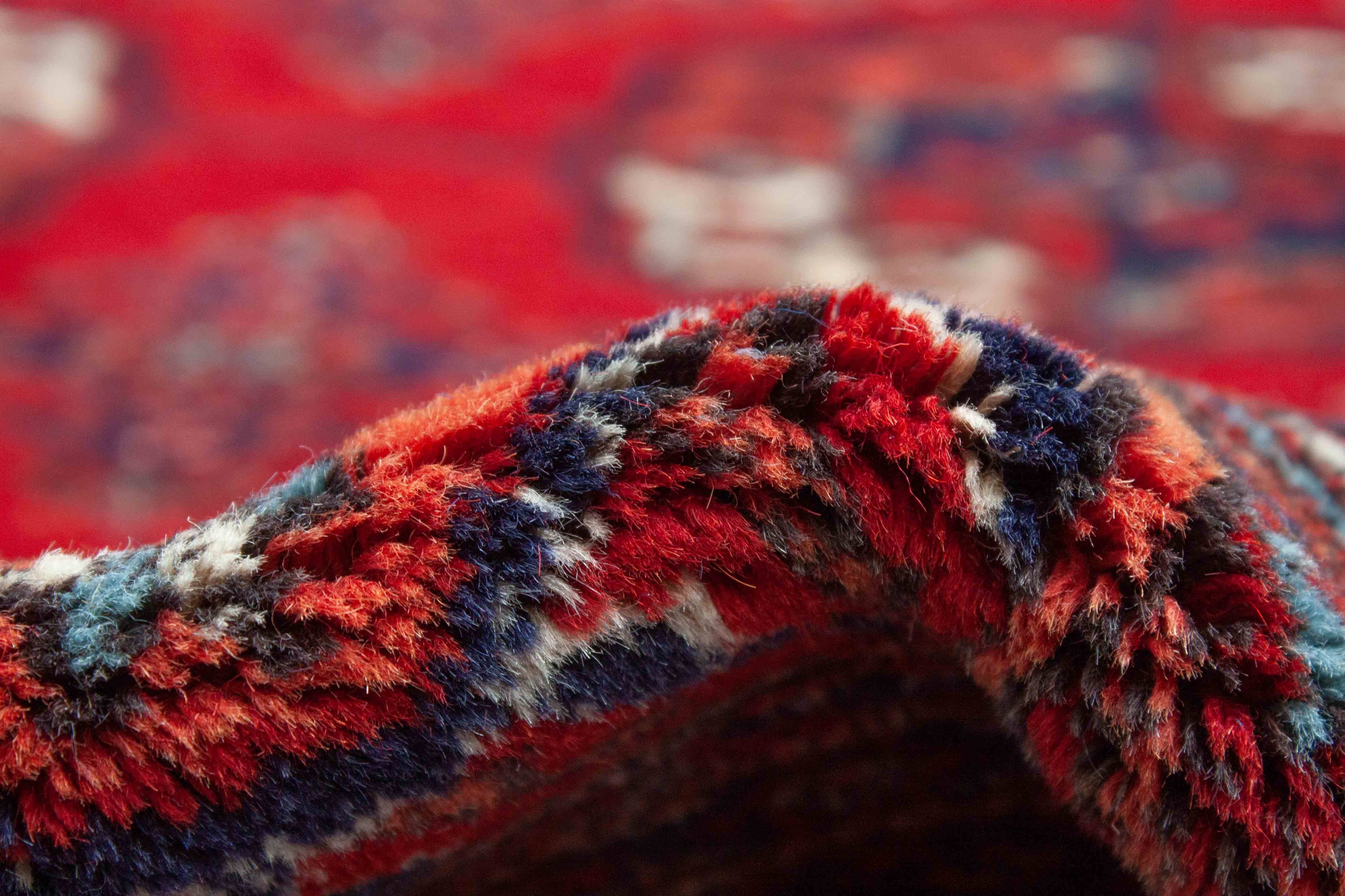 Eine Fotoaufnahme eines Buchara Teppichs.