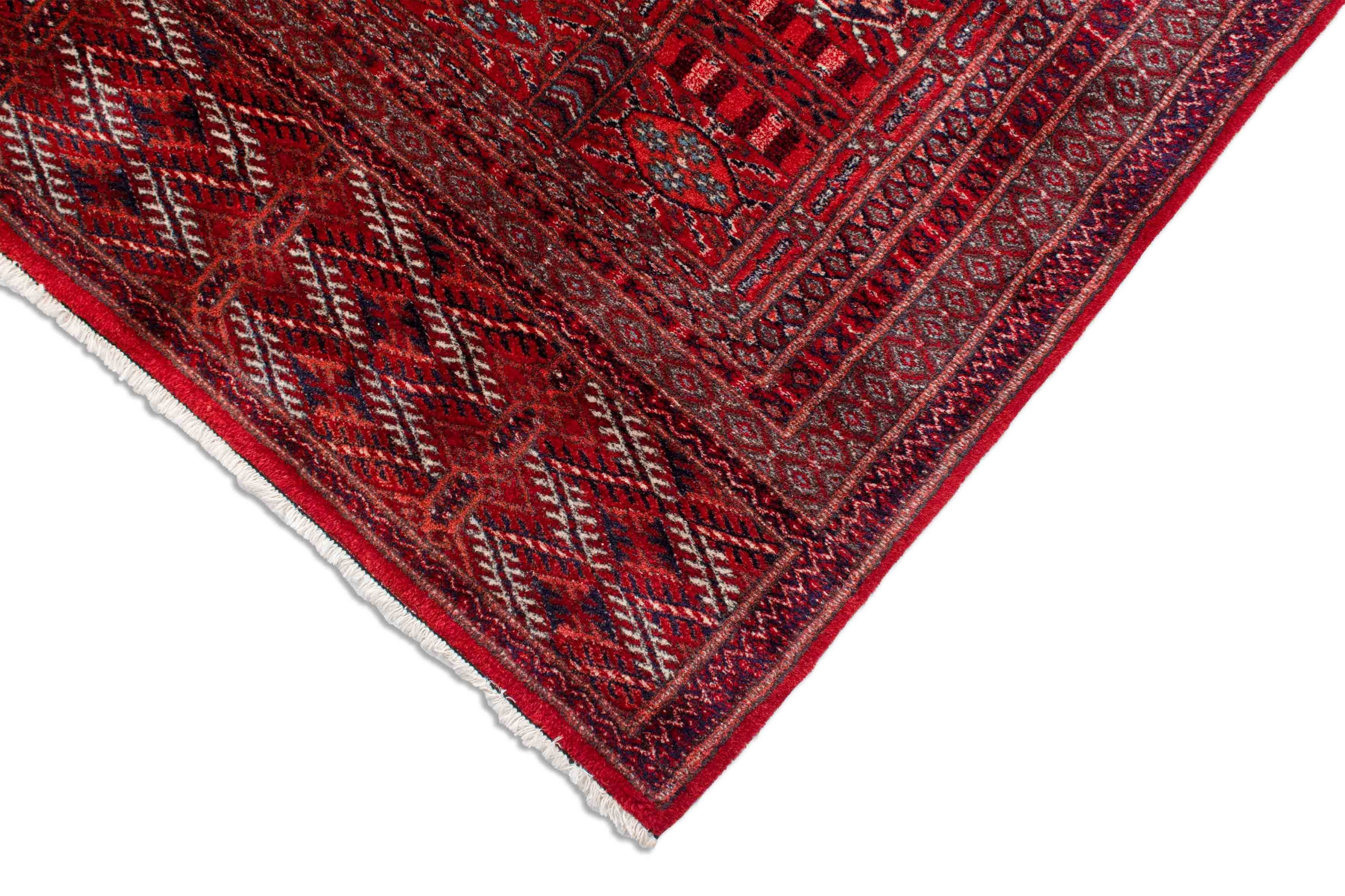 Eine Fotoaufnahme eines Buchara Teppichs.