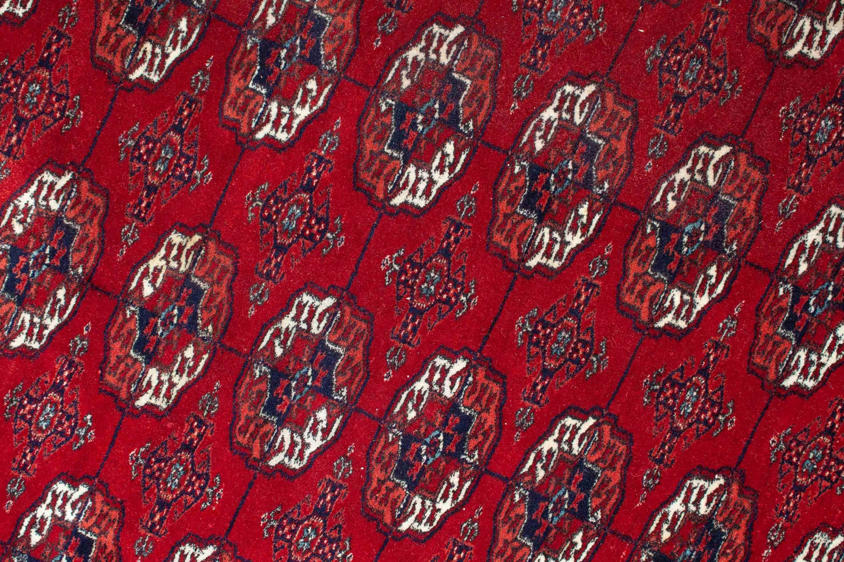 Eine Fotoaufnahme eines Buchara Teppichs.