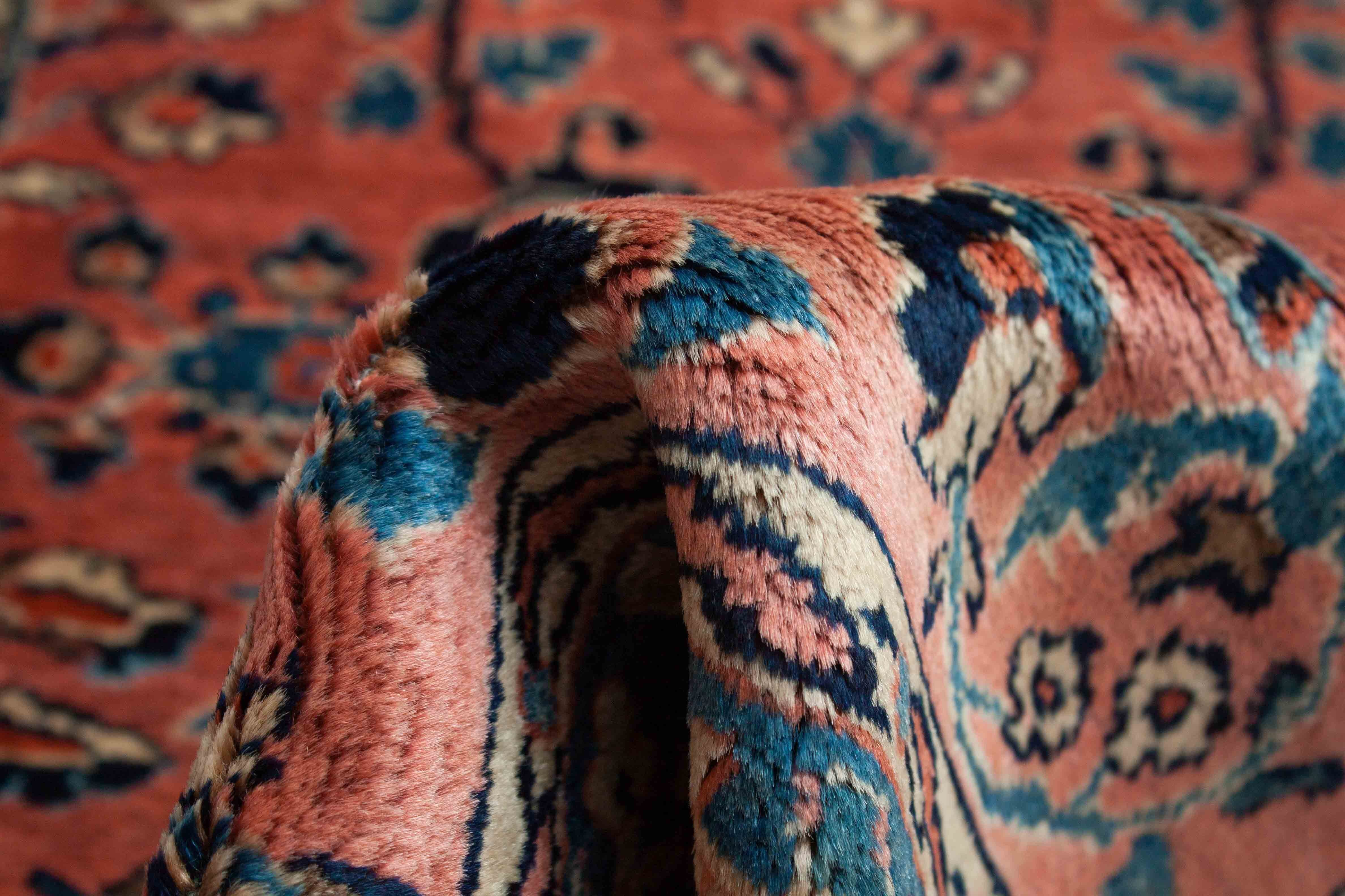 Eine Fotoaufnahme eines Re-Import Sarough Teppichs.