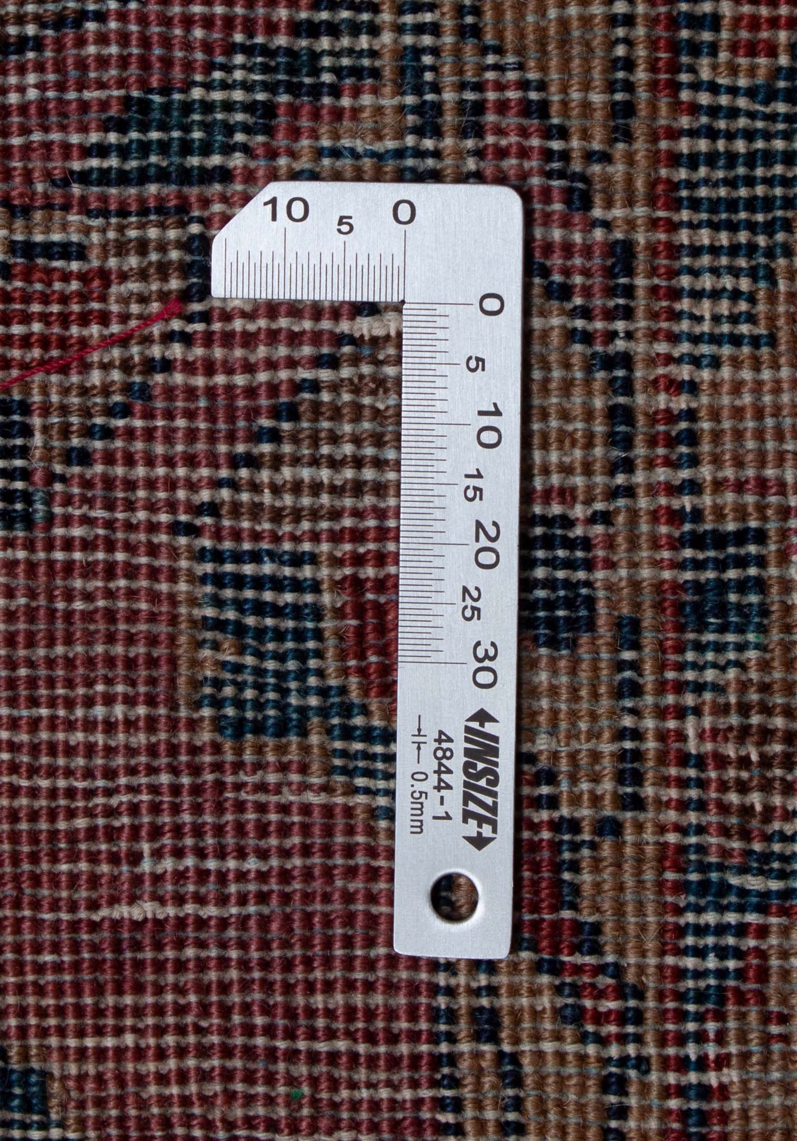 Eine Fotoaufnahme eines Re-Import Sarough Teppichs.