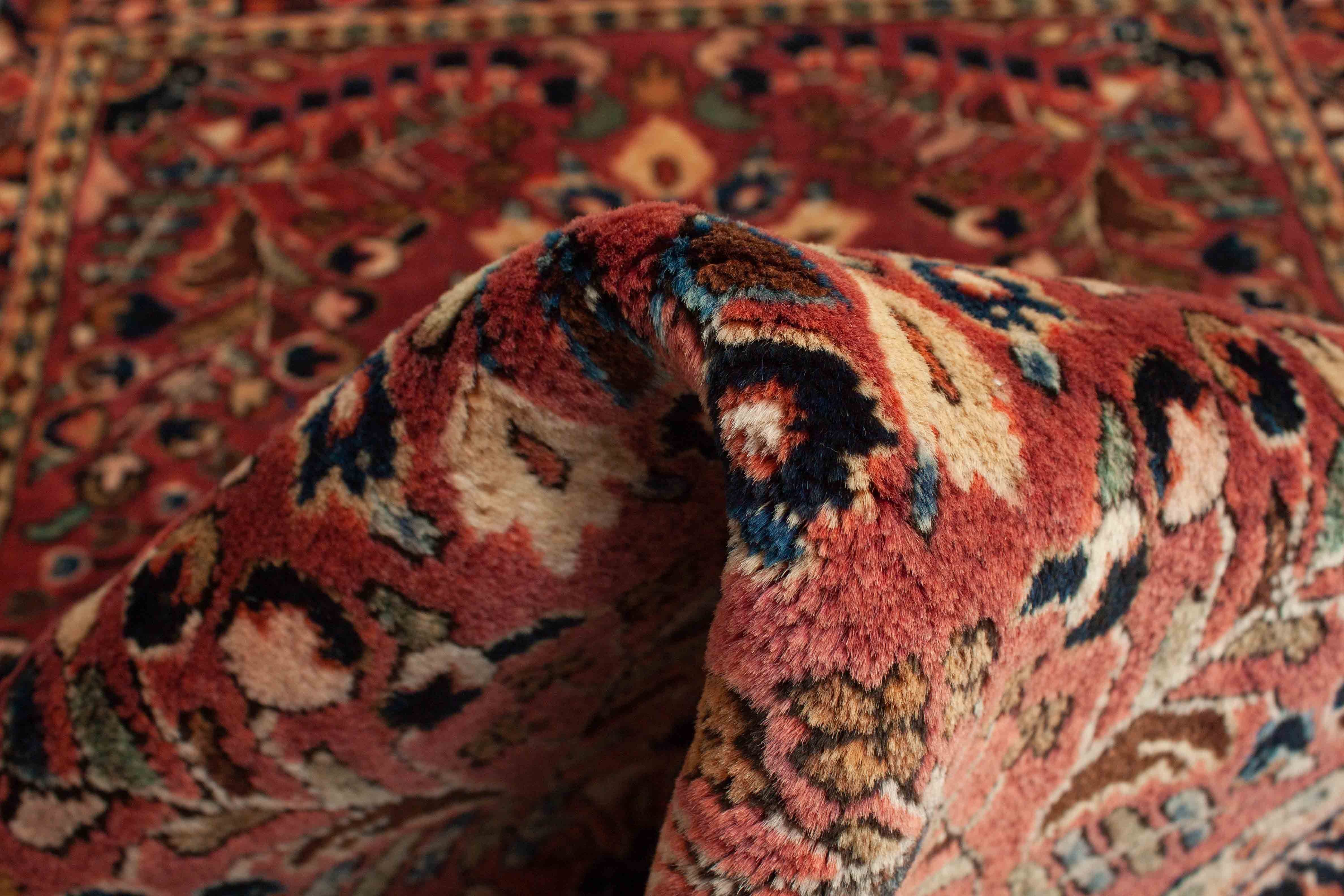 Eine Fotoaufnahme eines Re-Import Sarough Teppichs.