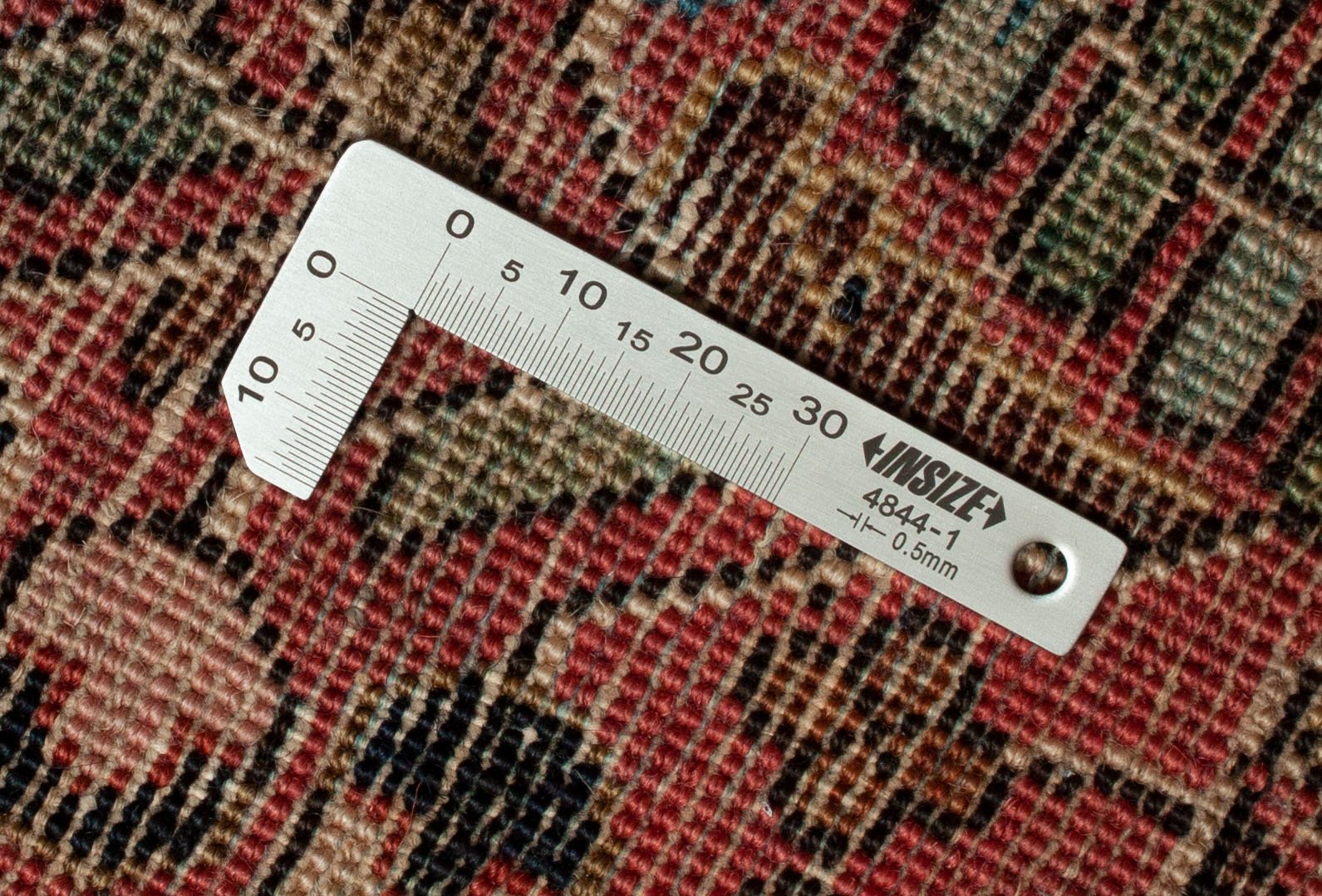 Eine Fotoaufnahme eines Re-Import Sarough Teppichs.