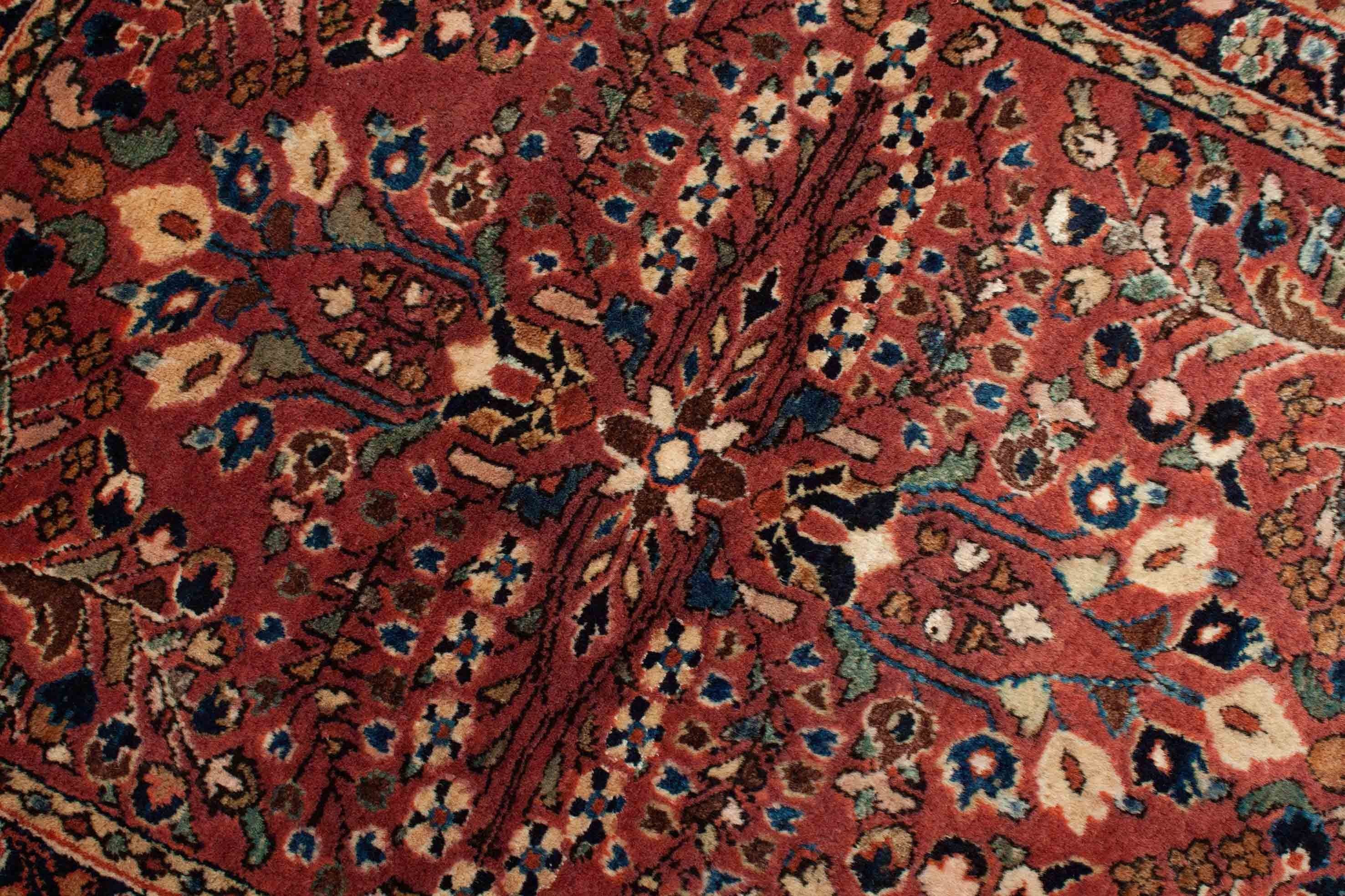 Eine Fotoaufnahme eines Re-Import Sarough Teppichs.