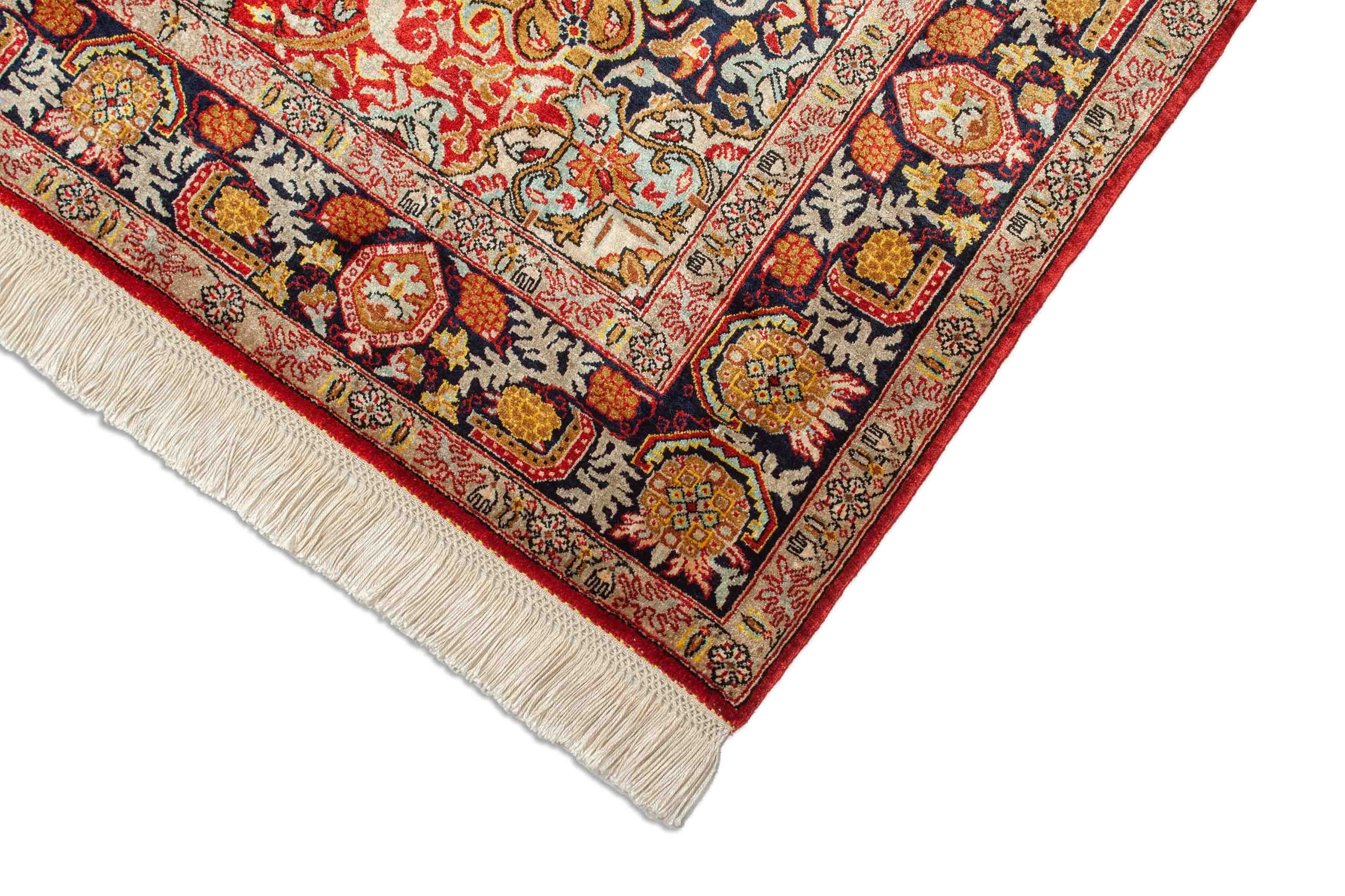 Eine Fotoaufnahme eines Ghom Teppichs.