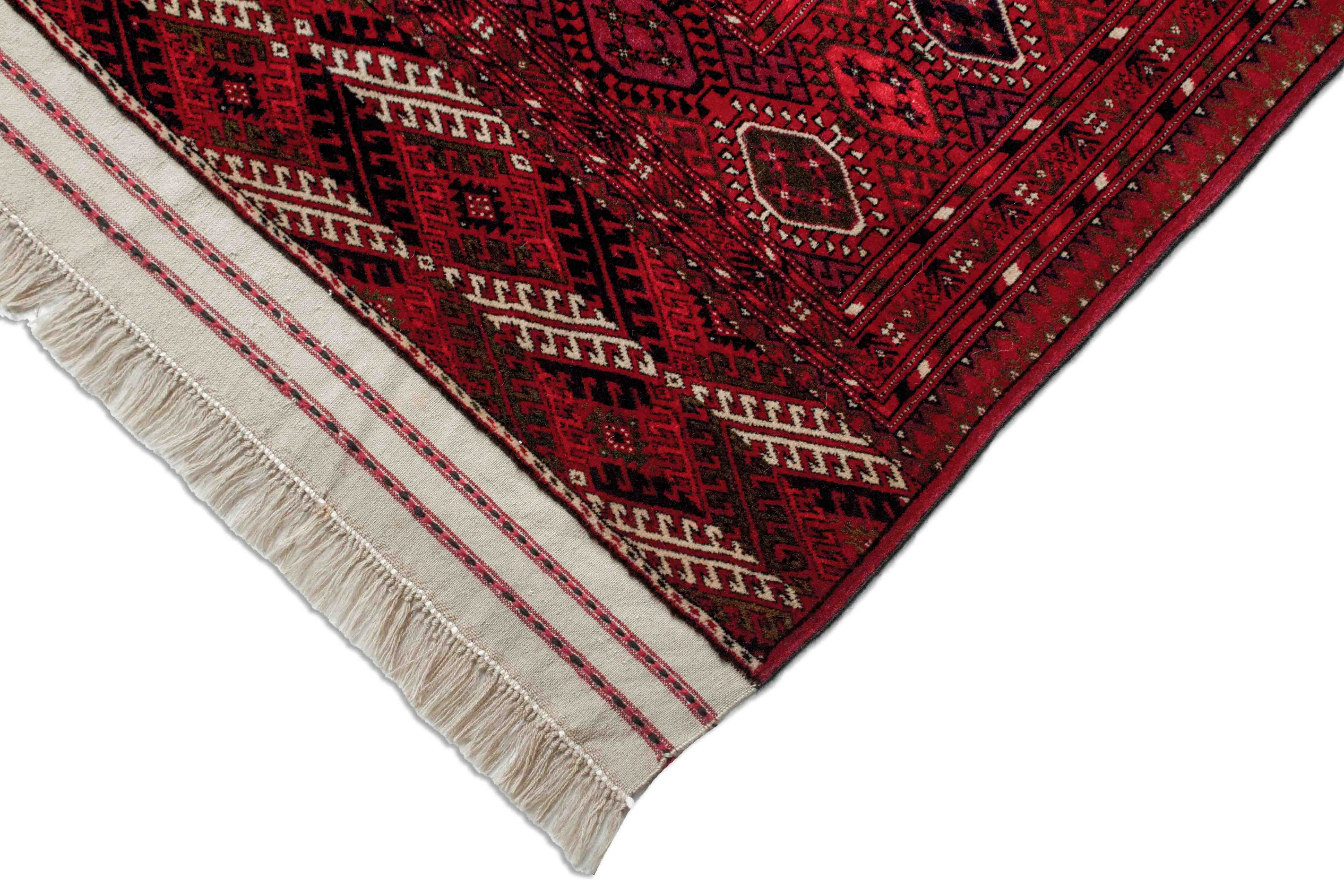 Eine Fotoaufnahme eines Tekke Teppichs.