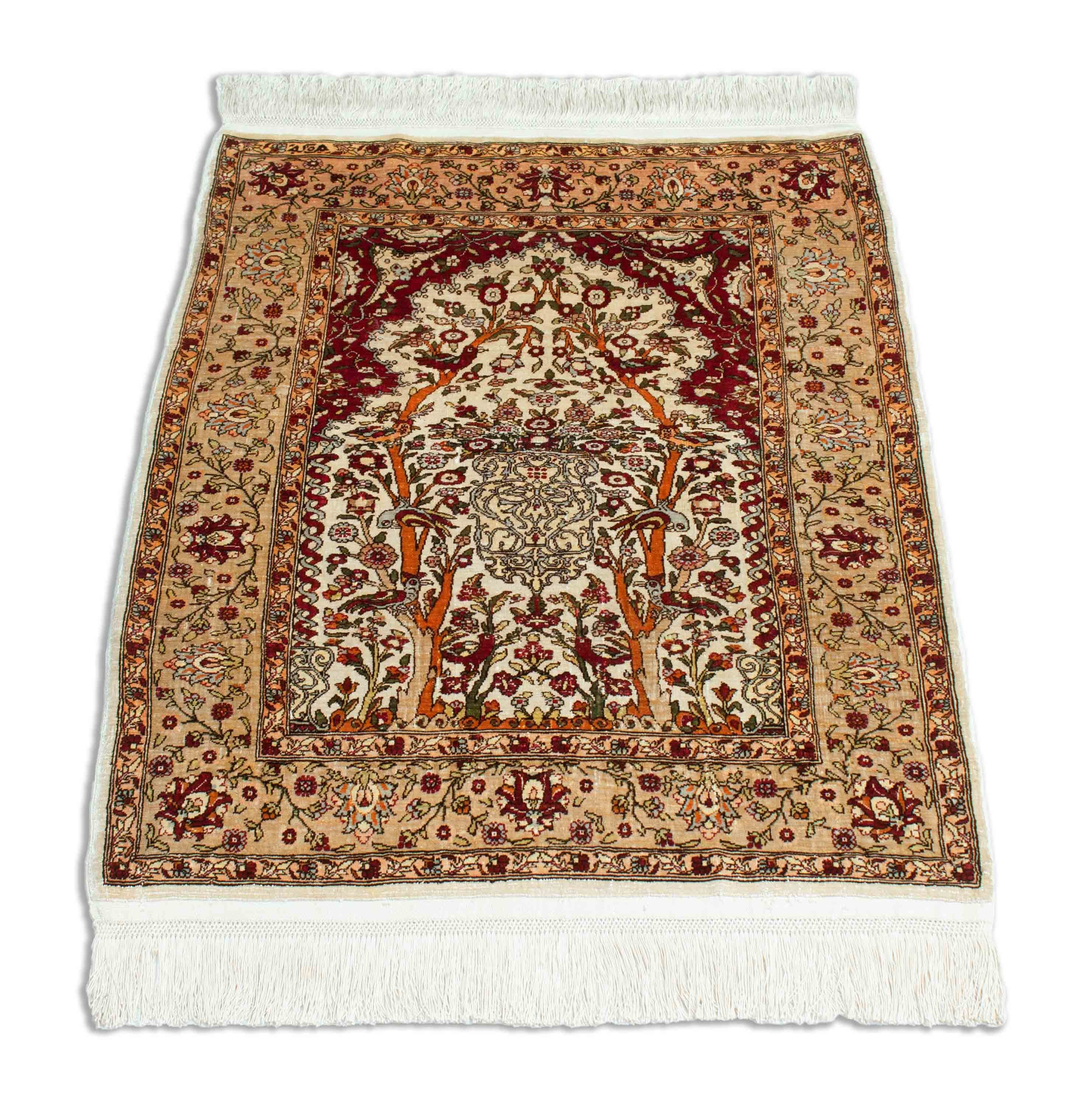 Eine Fotoaufnahme eines Hereke Teppichs.