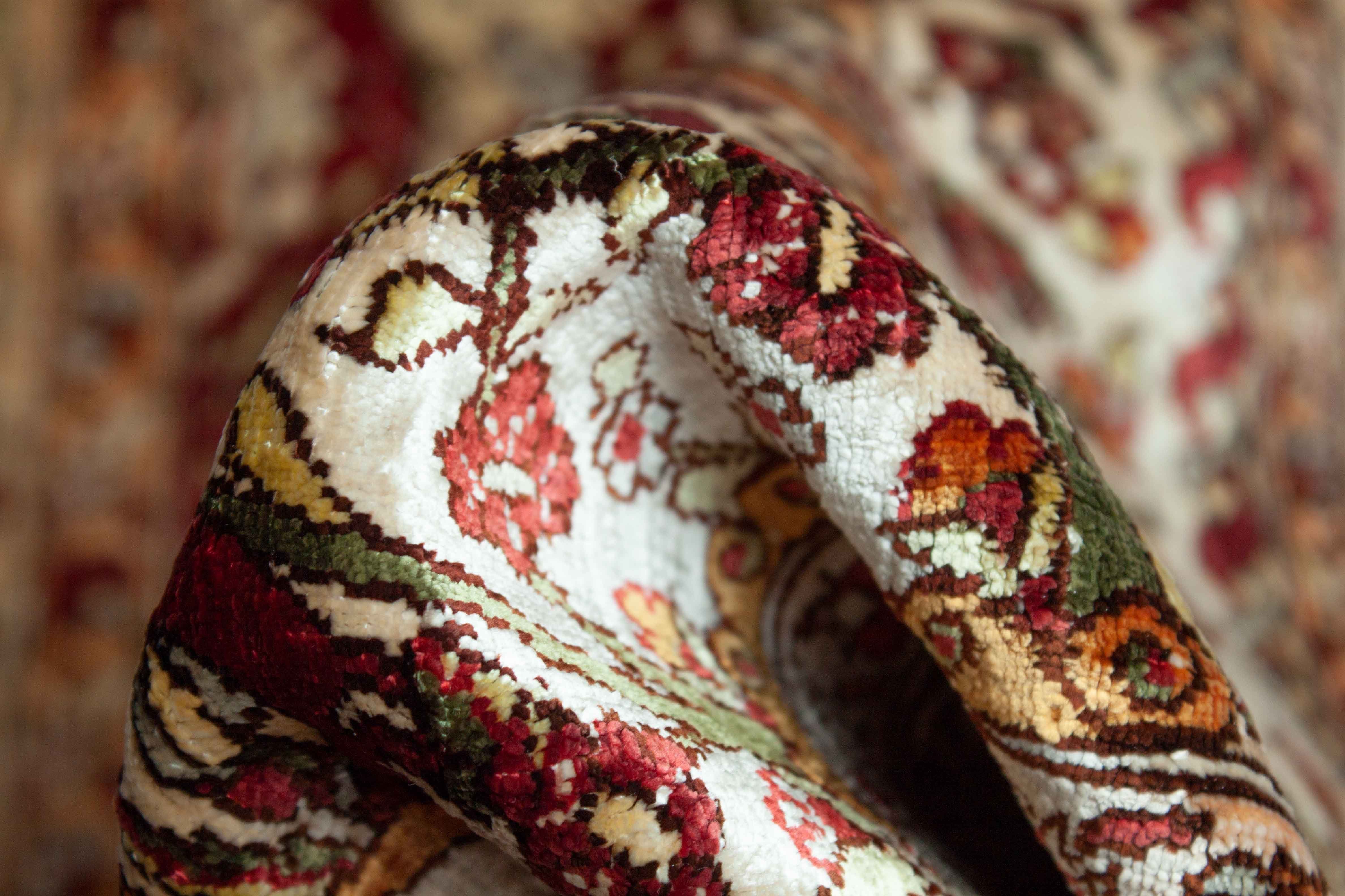 Eine Fotoaufnahme eines Hereke Teppichs.