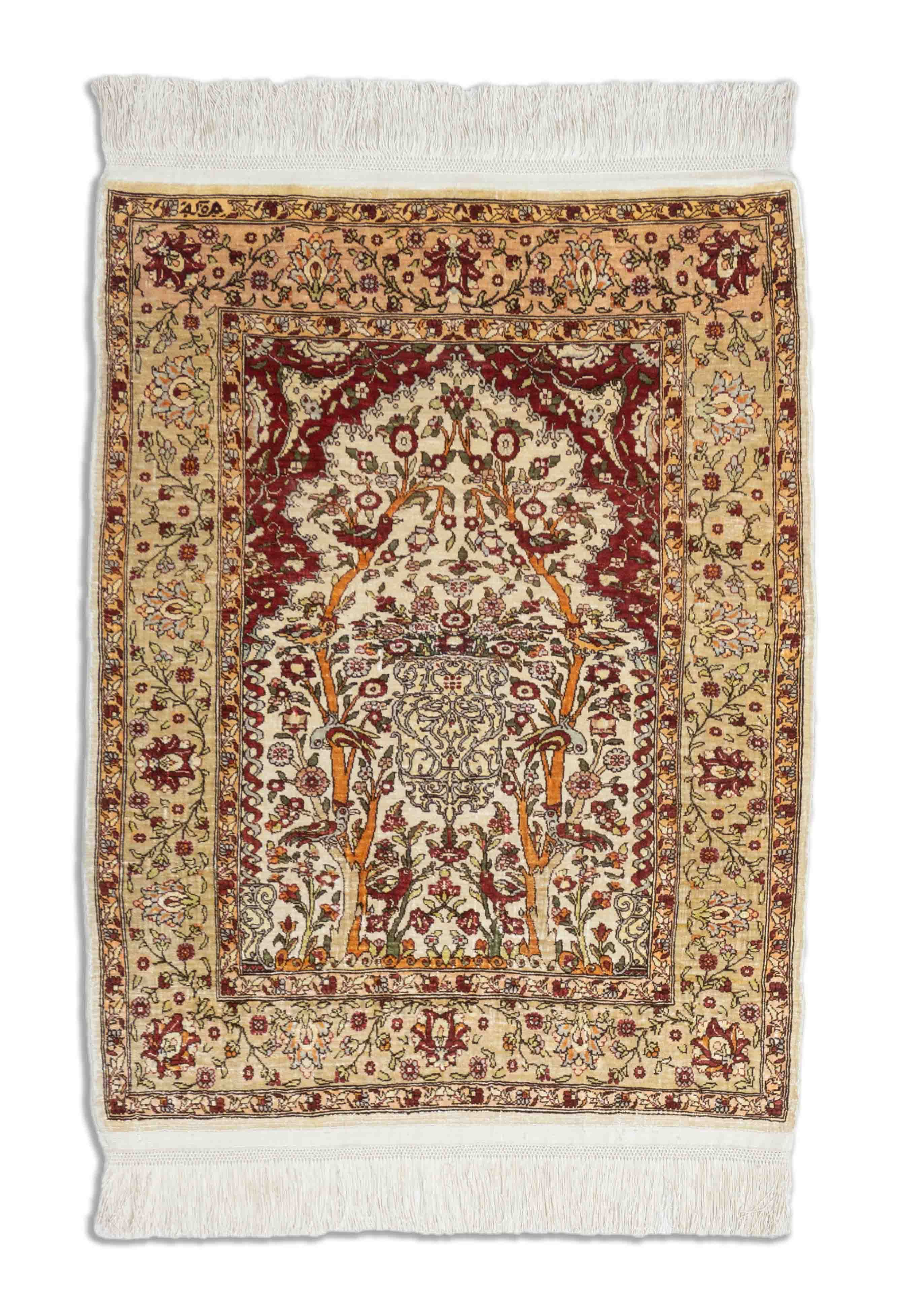 Eine Fotoaufnahme eines Hereke Teppichs.