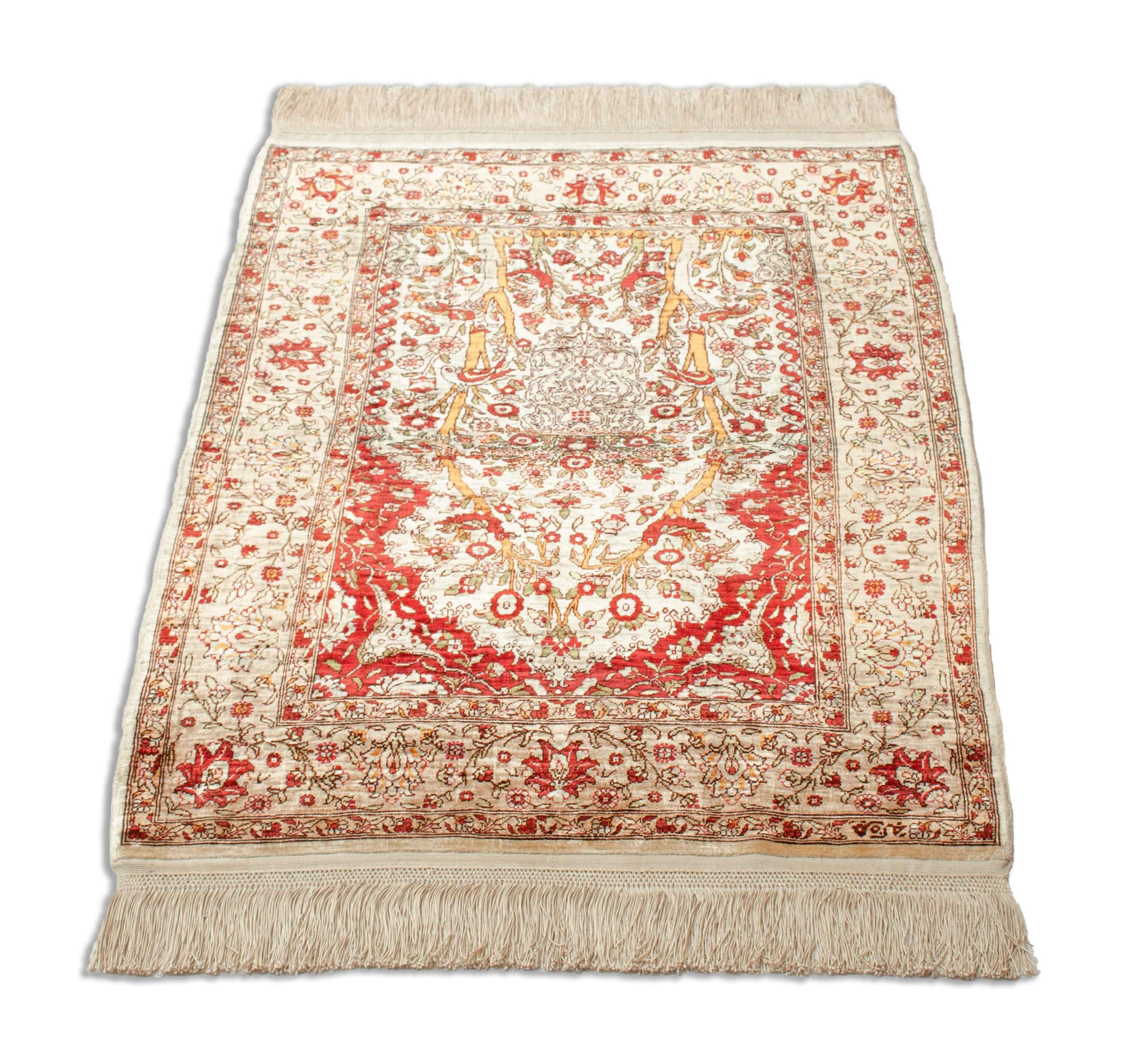 Eine Fotoaufnahme eines Hereke Teppichs.