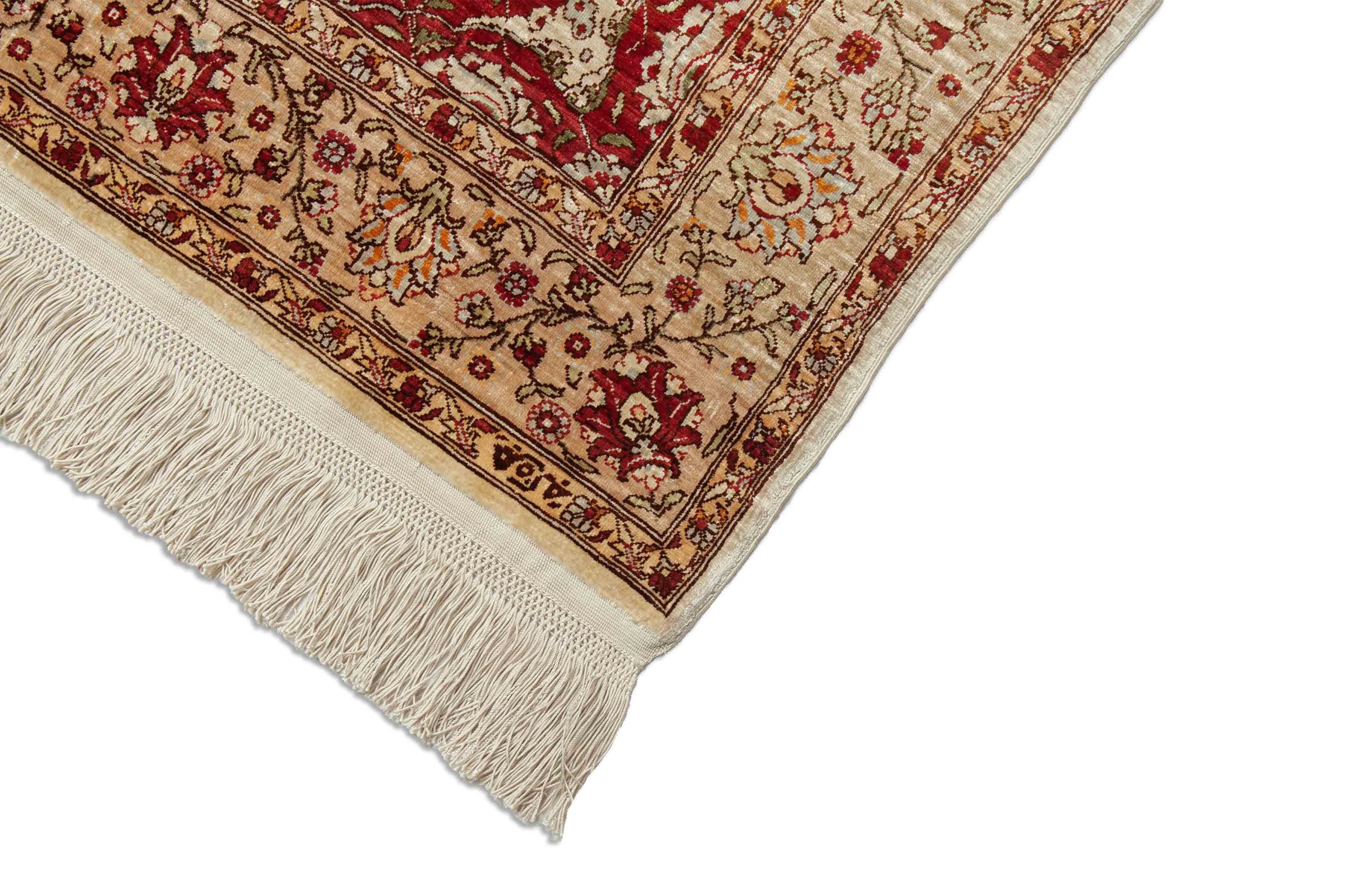 Eine Fotoaufnahme eines Hereke Teppichs.