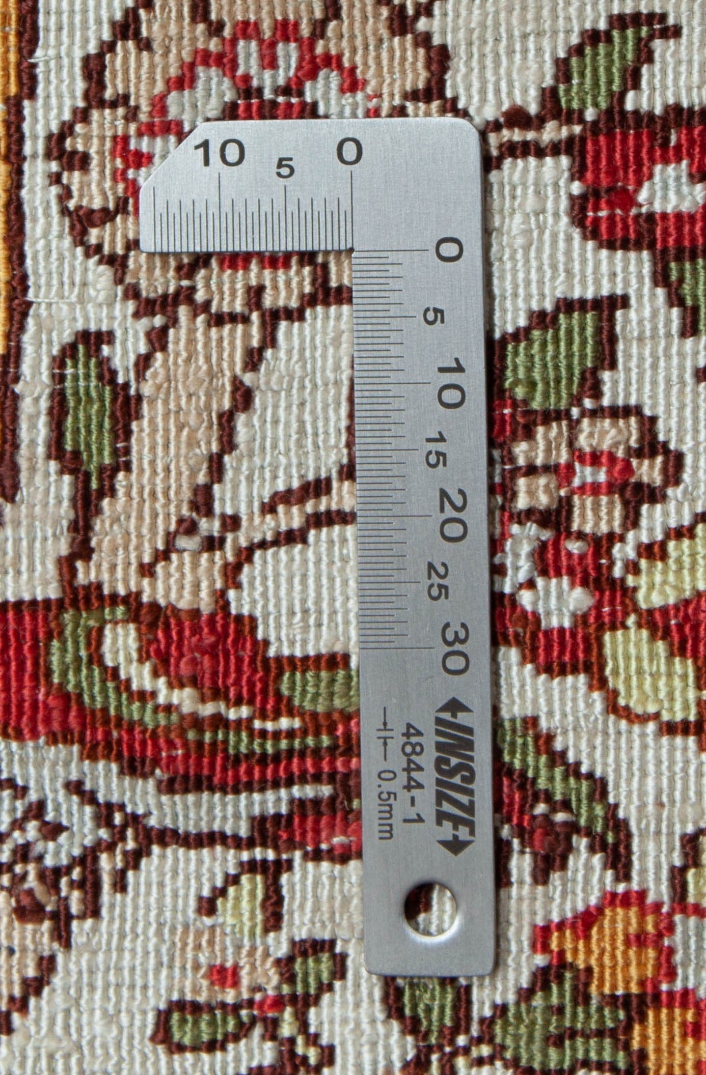 Eine Fotoaufnahme eines Hereke Teppichs.