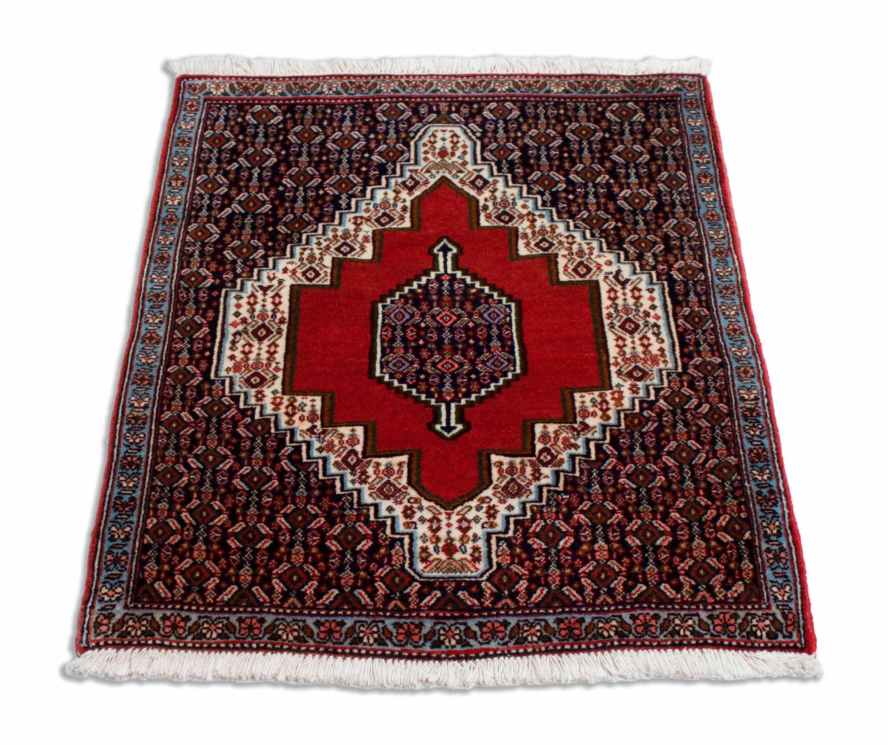 Eine Fotoaufnahme eines Senneh Teppichs.