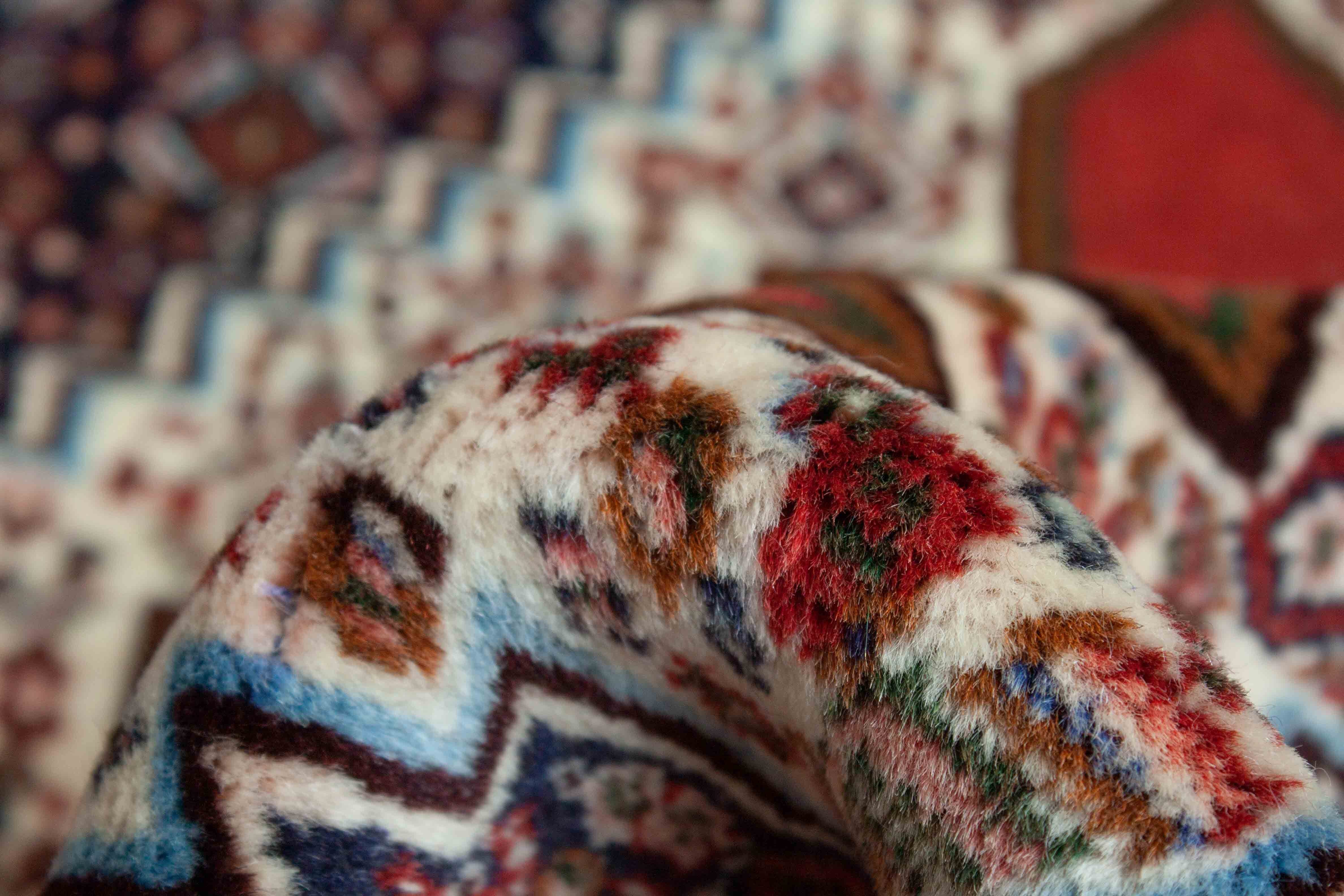 Eine Fotoaufnahme eines Senneh Teppichs.