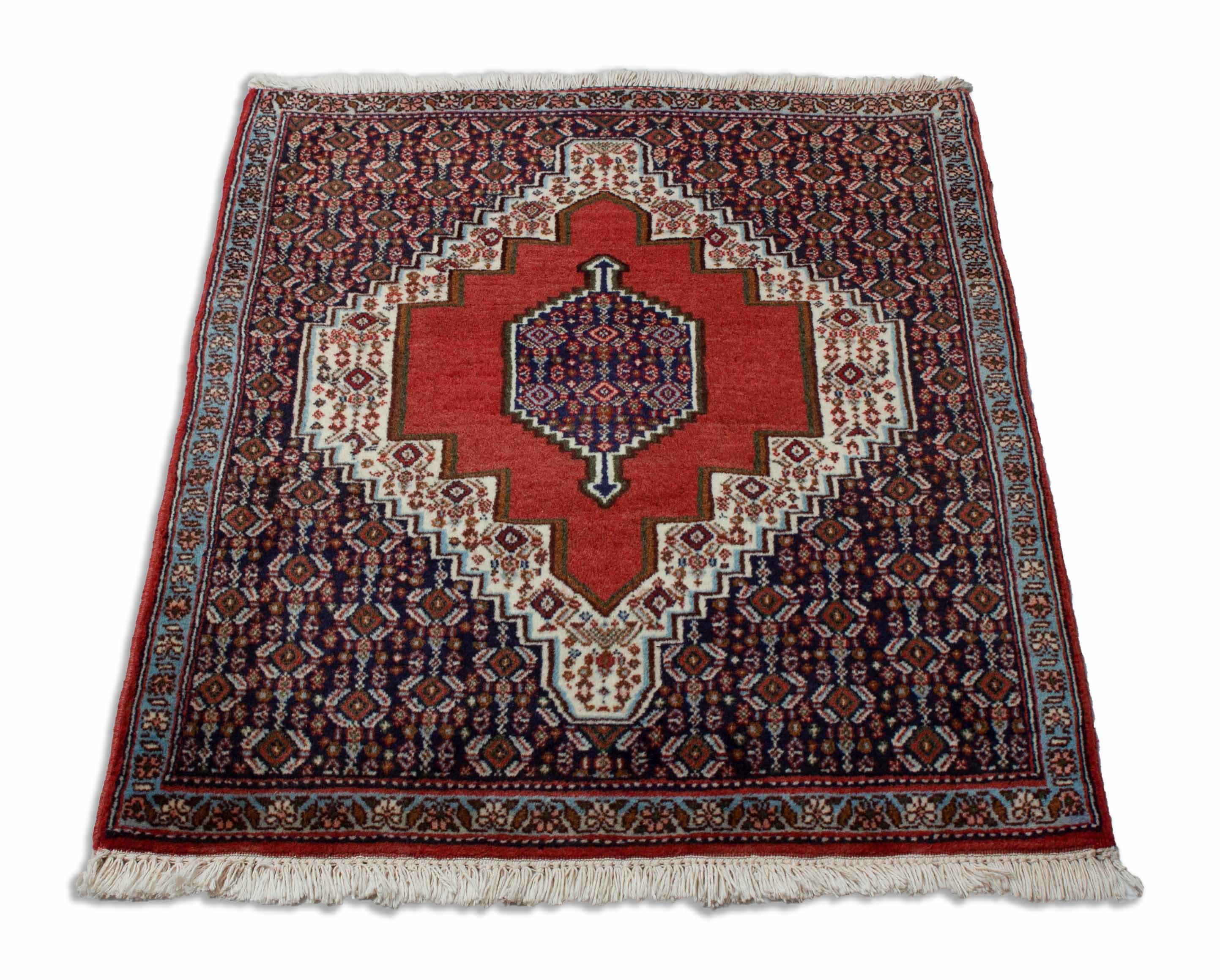 Eine Fotoaufnahme eines Senneh Teppichs.