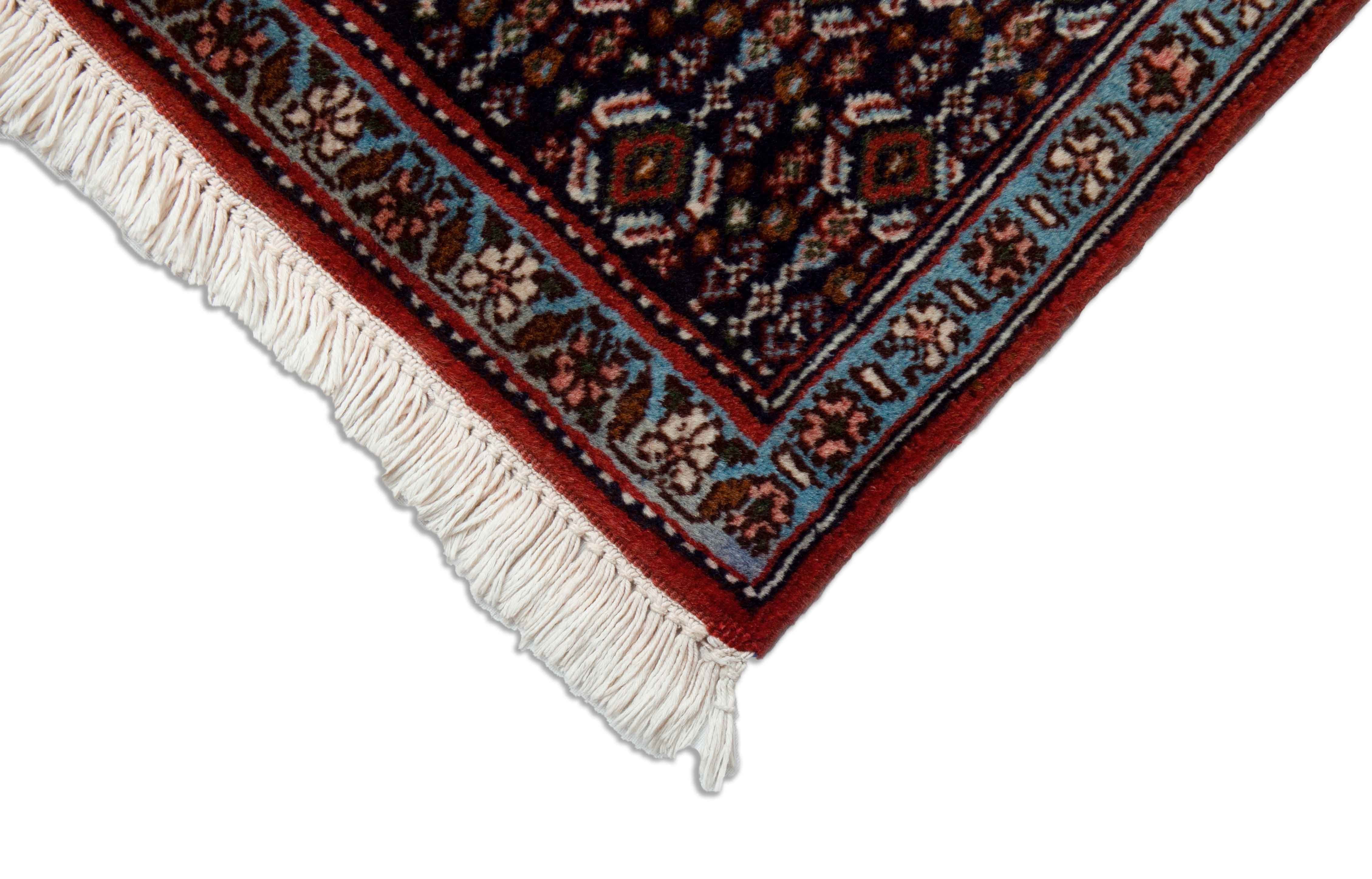 Eine Fotoaufnahme eines Senneh Teppichs.