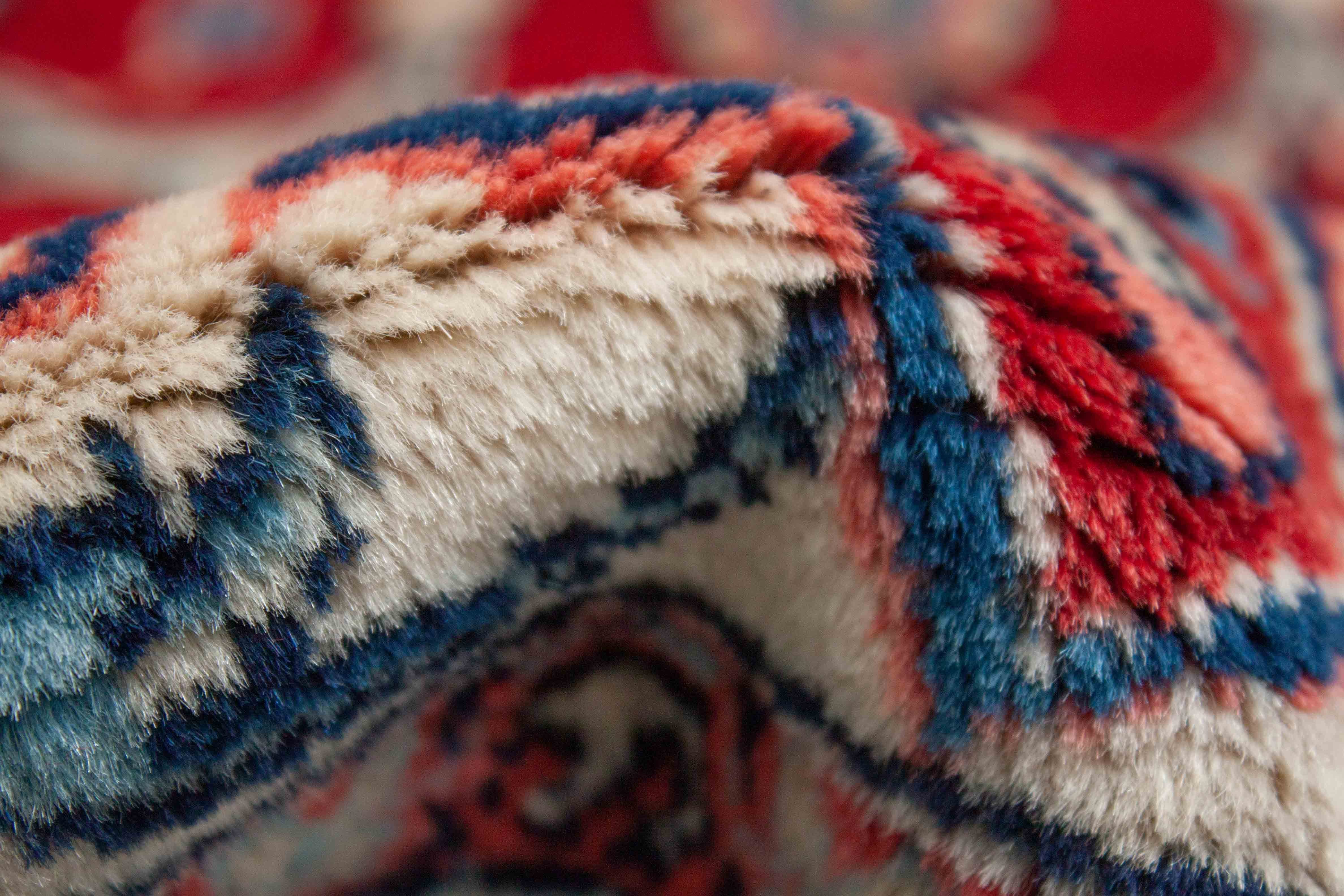 Eine Fotoaufnahme eines Sarough Teppichs.