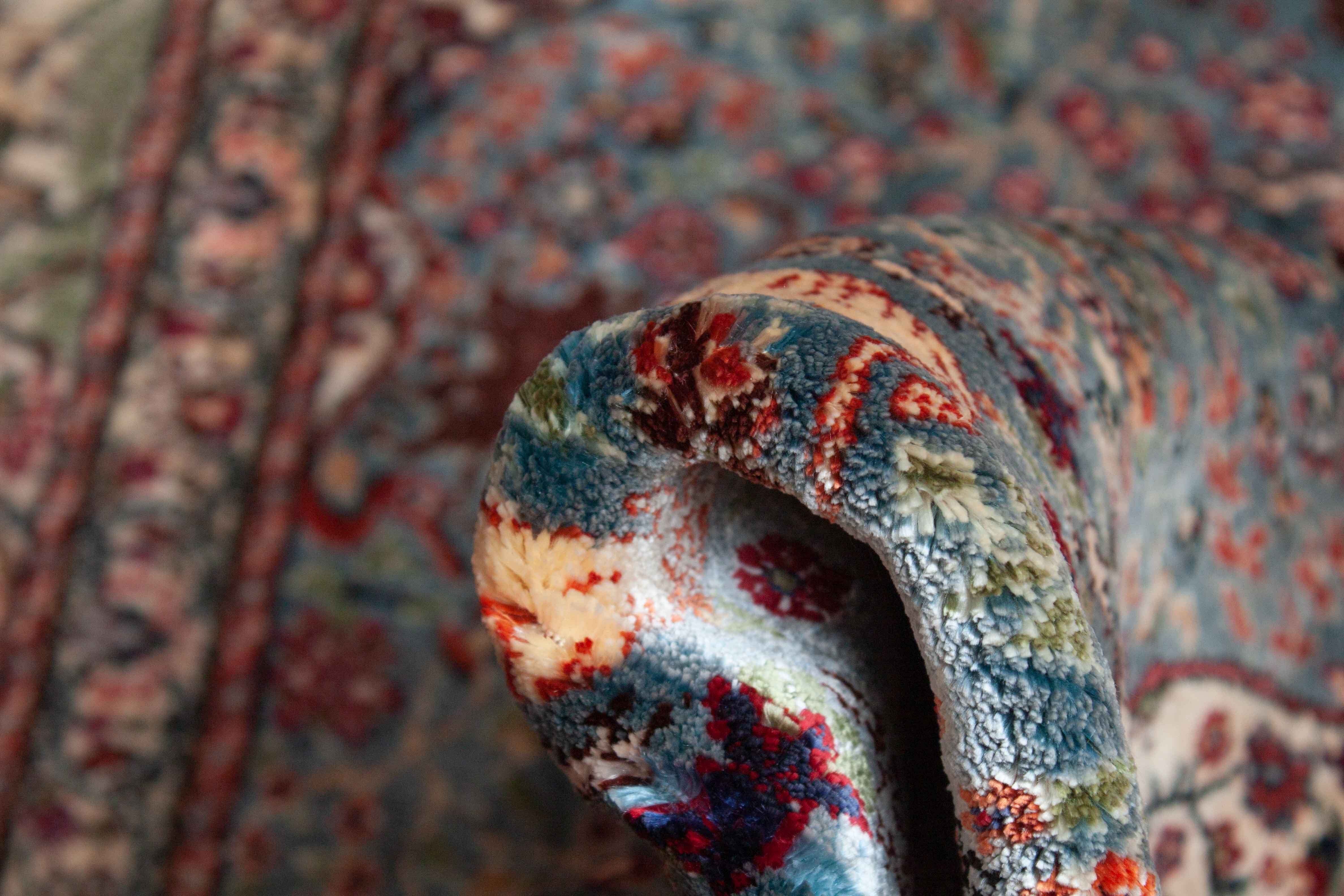 Eine Fotoaufnahme eines Hereke Teppichs.