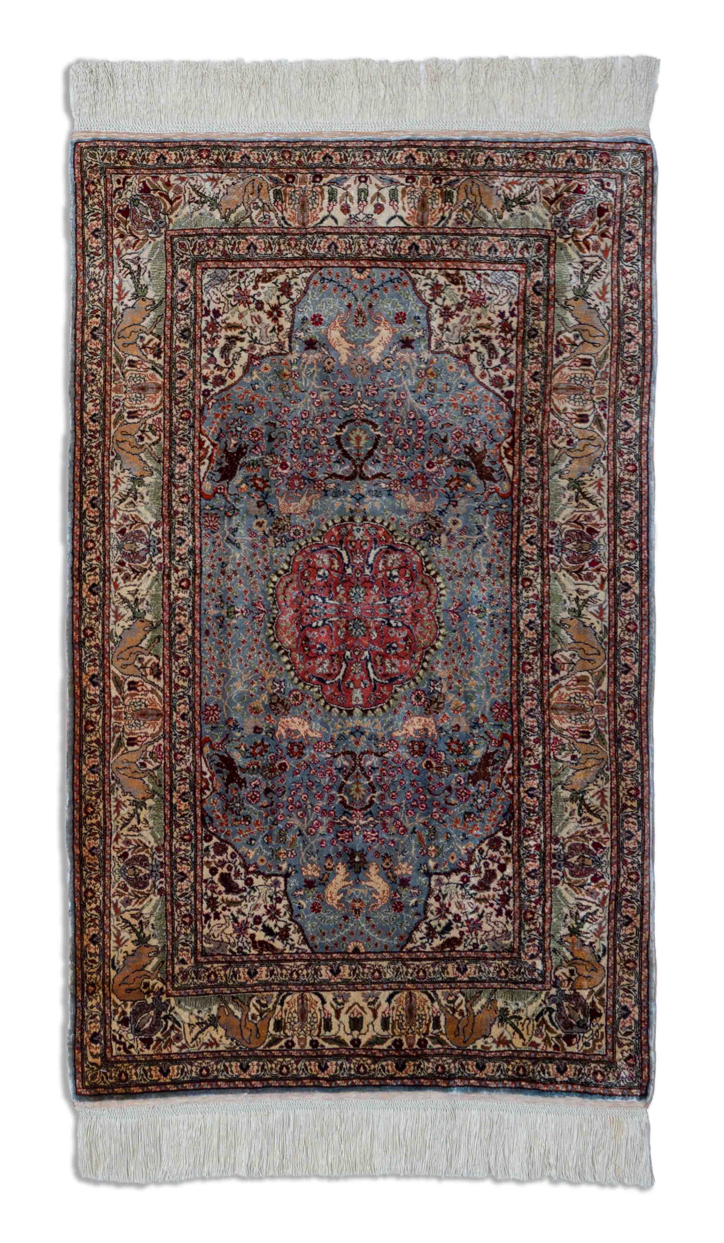 Eine Fotoaufnahme eines Hereke Teppichs.