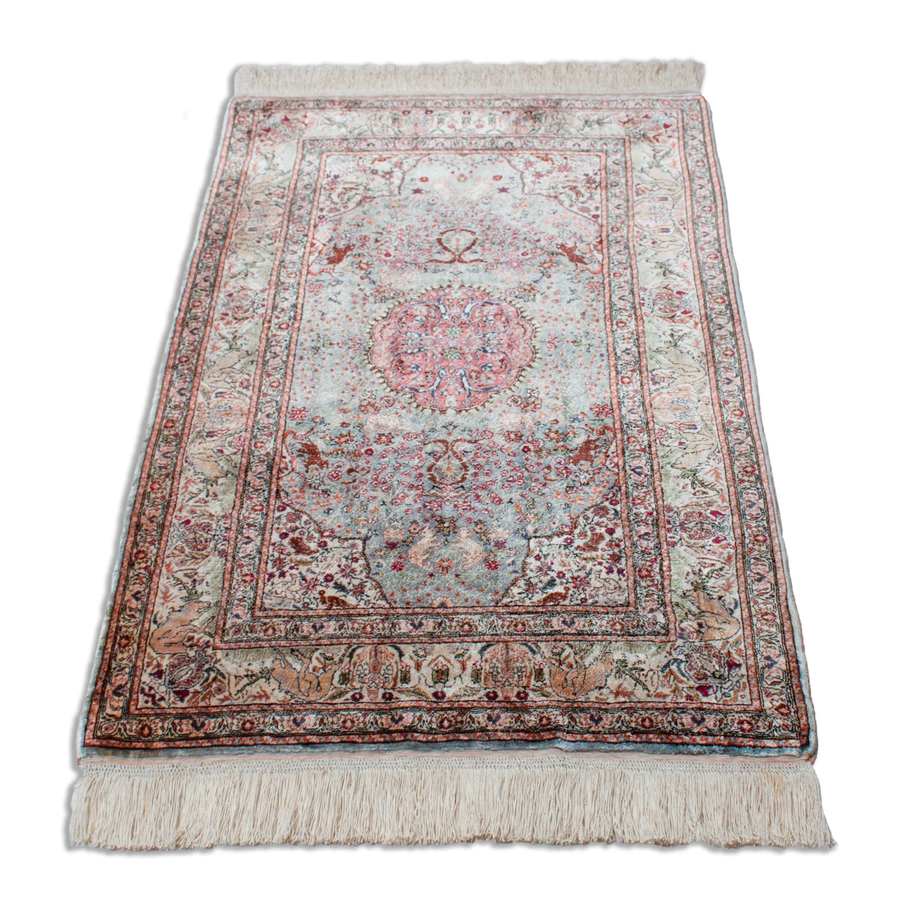 Eine Fotoaufnahme eines Hereke Teppichs.