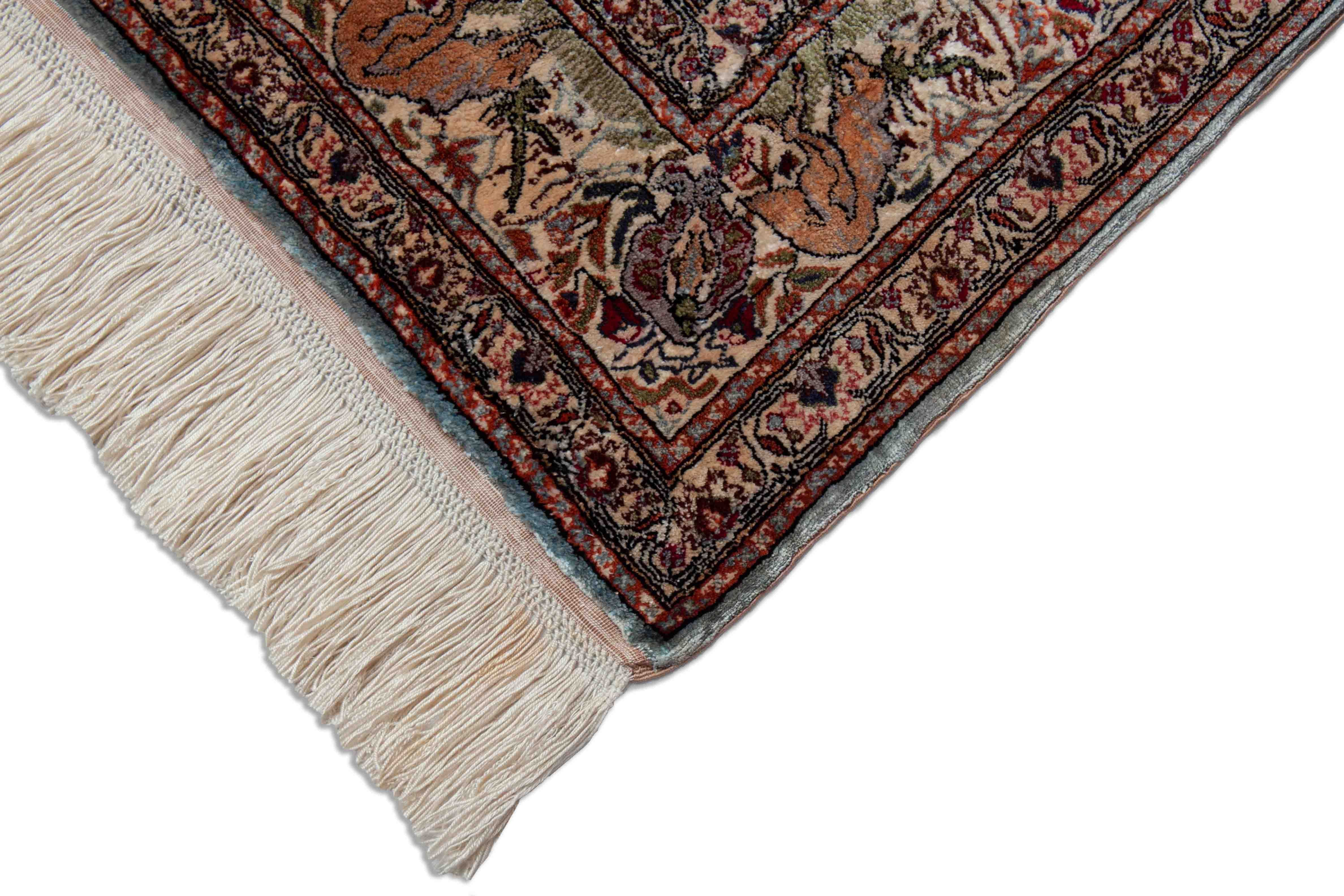 Eine Fotoaufnahme eines Hereke Teppichs.