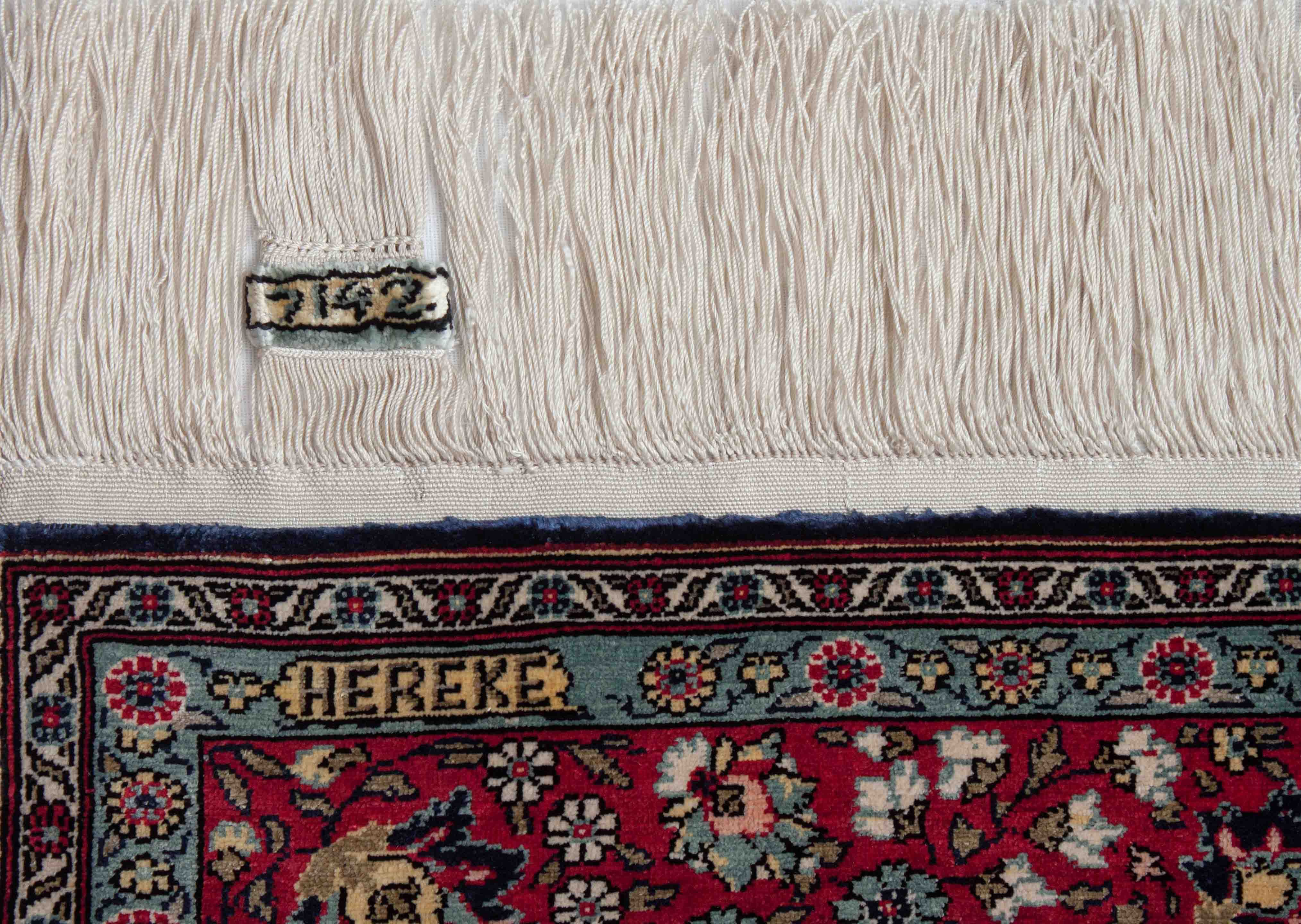 Eine Fotoaufnahme eines Hereke Teppichs.