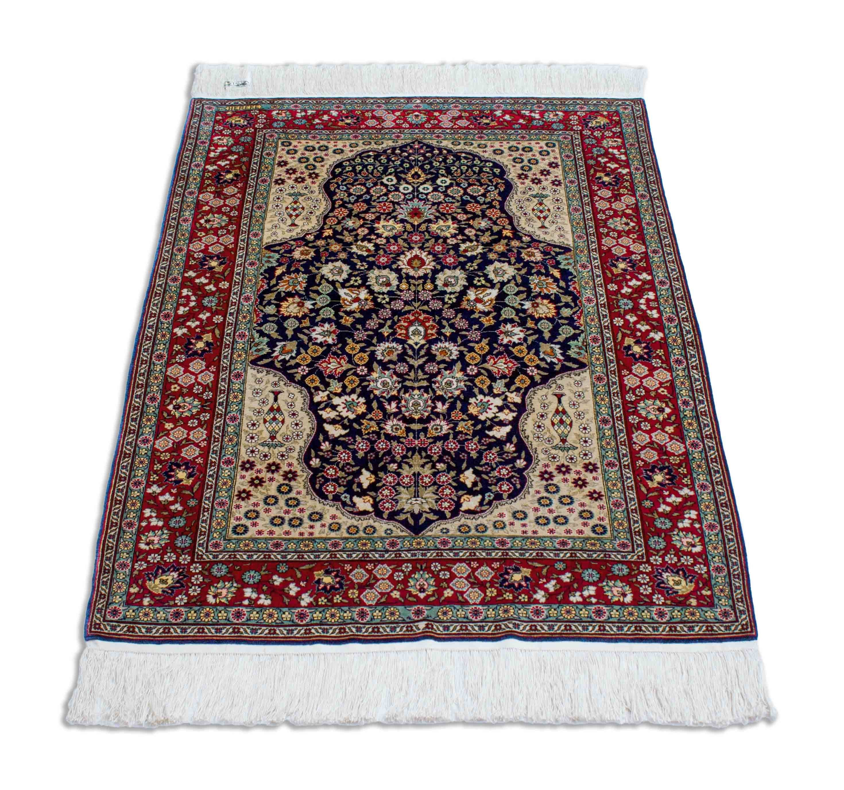 Eine Fotoaufnahme eines Hereke Teppichs.