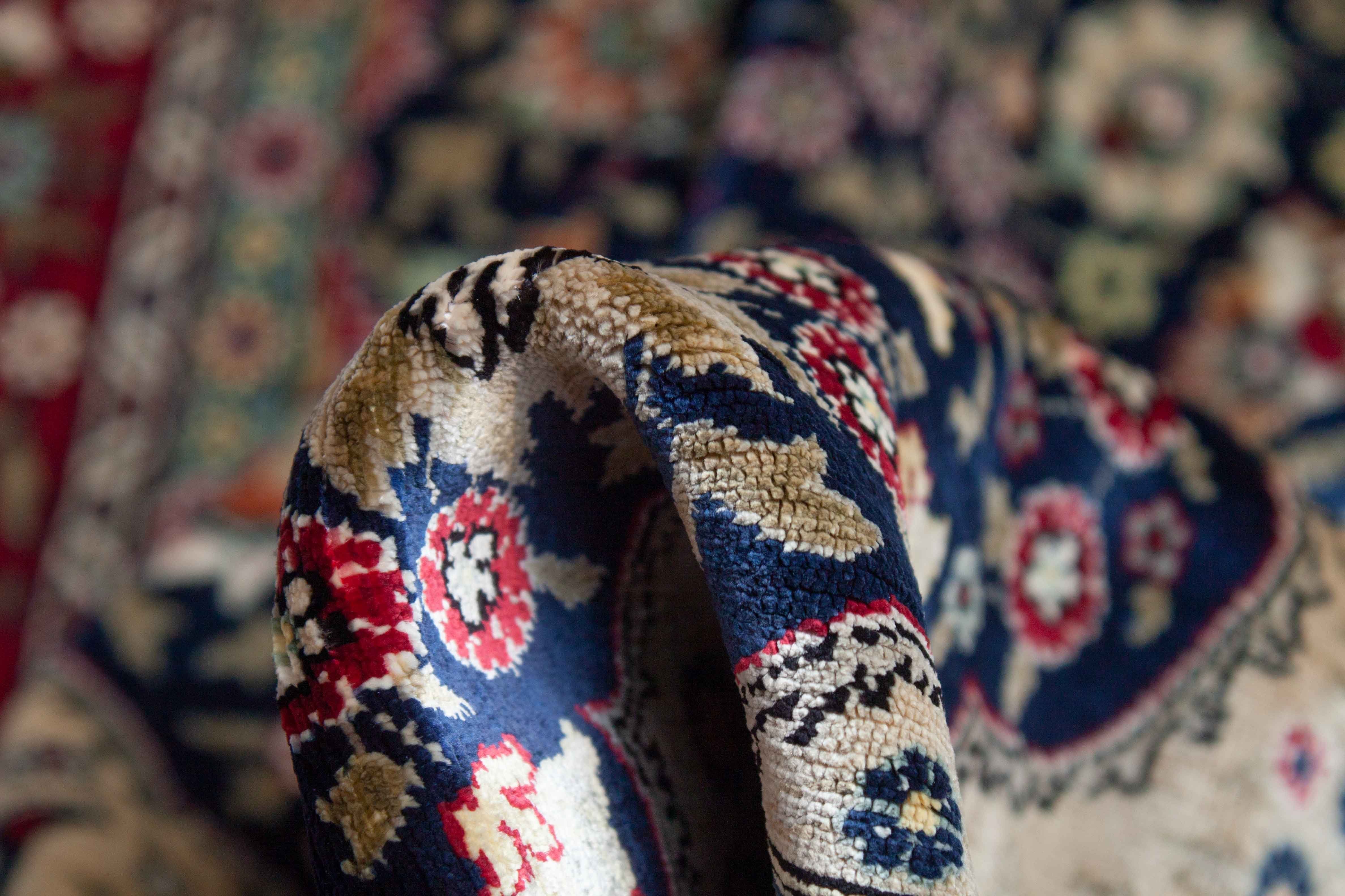 Eine Fotoaufnahme eines Hereke Teppichs.