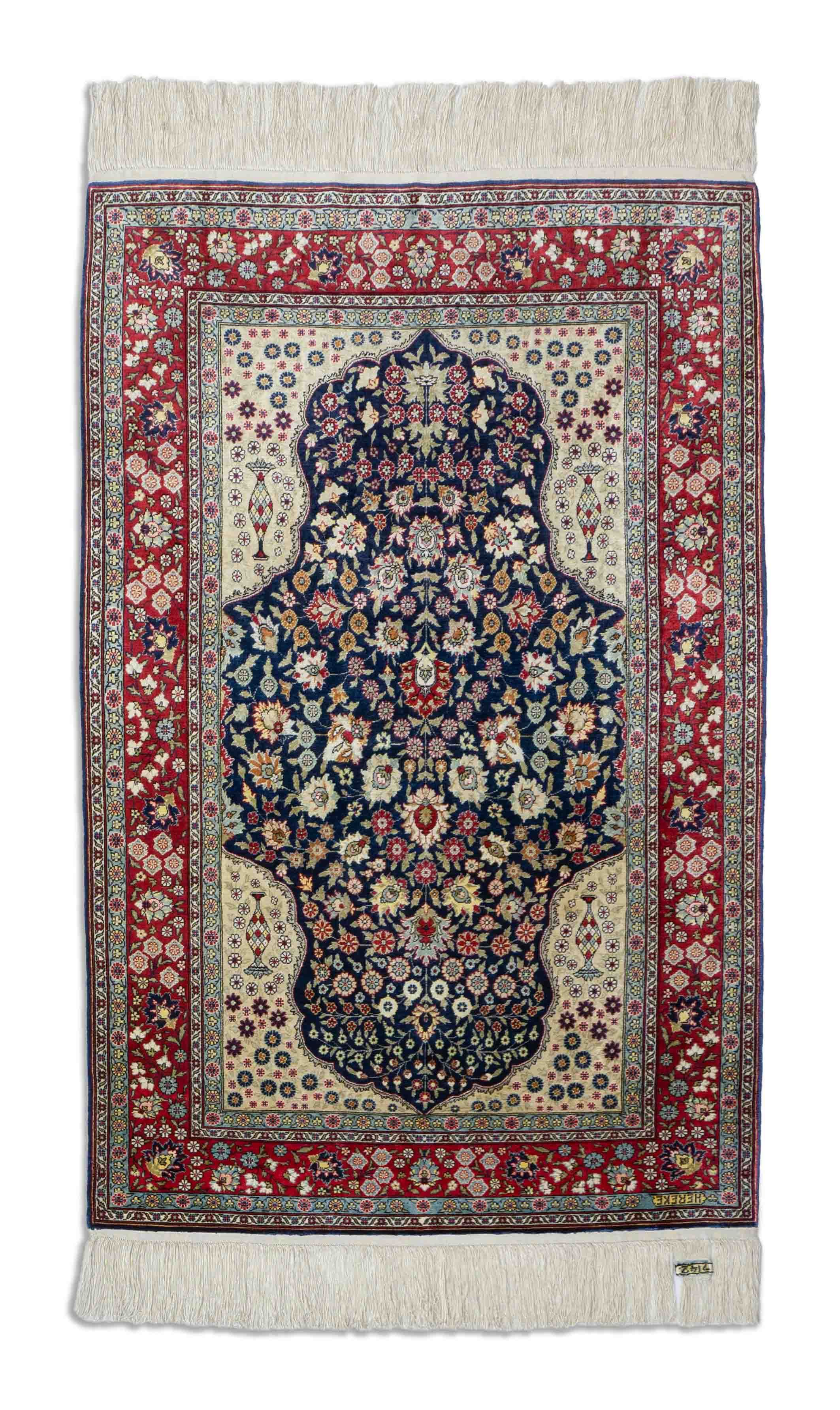 Eine Fotoaufnahme eines Hereke Teppichs.