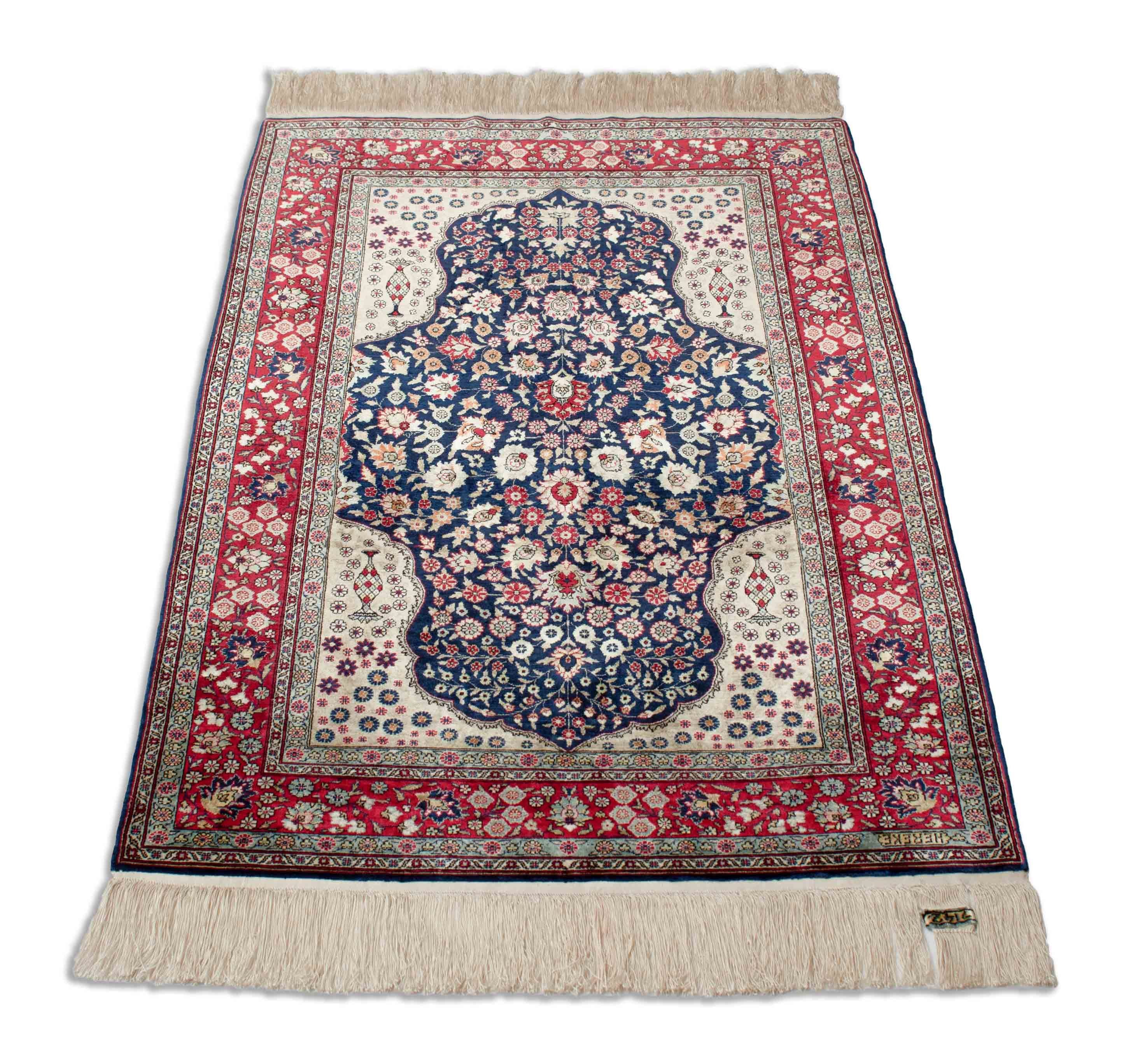 Eine Fotoaufnahme eines Hereke Teppichs.