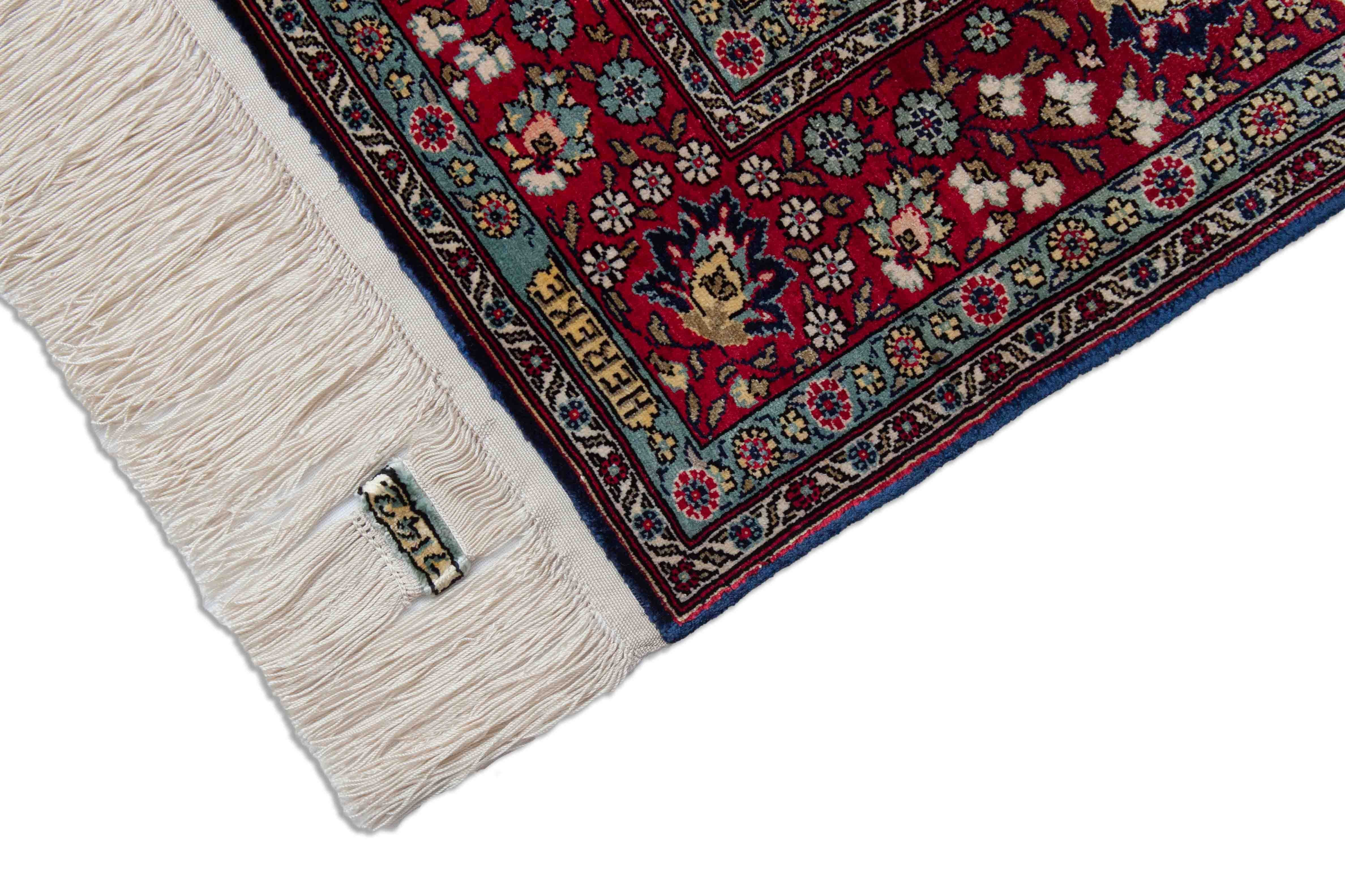 Eine Fotoaufnahme eines Hereke Teppichs.