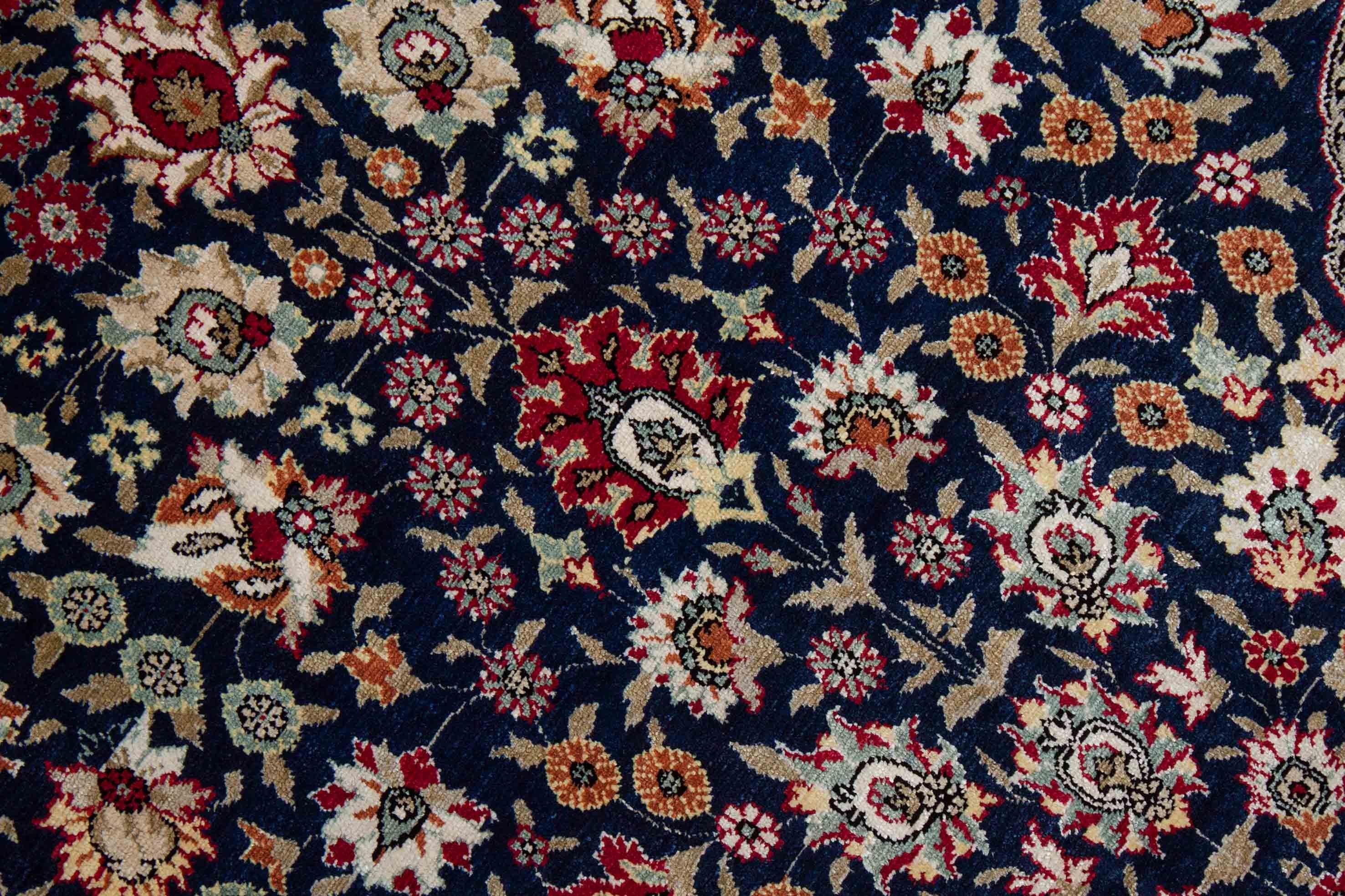 Eine Fotoaufnahme eines Hereke Teppichs.