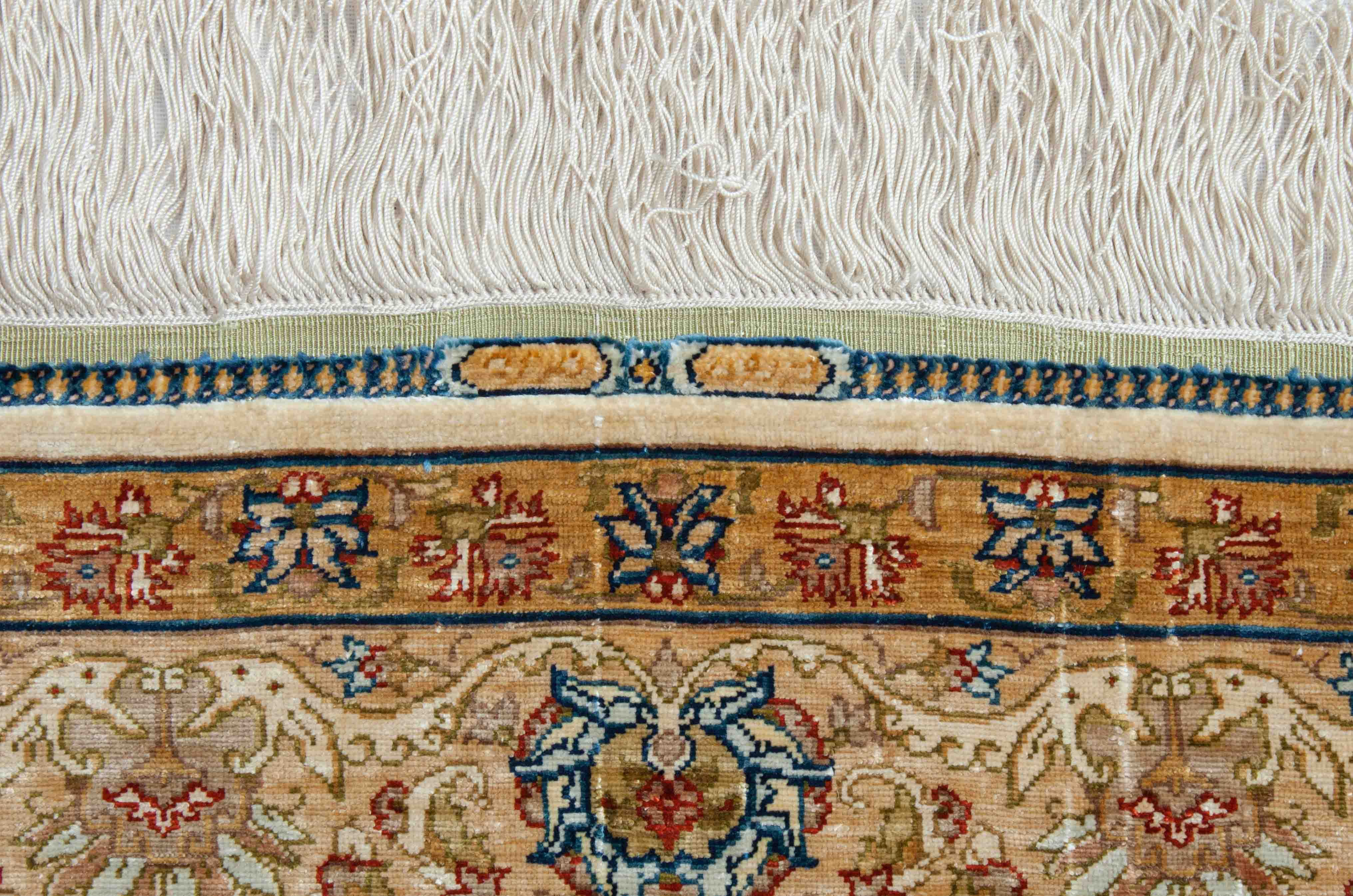 Eine Fotoaufnahme eines Hereke Teppichs.