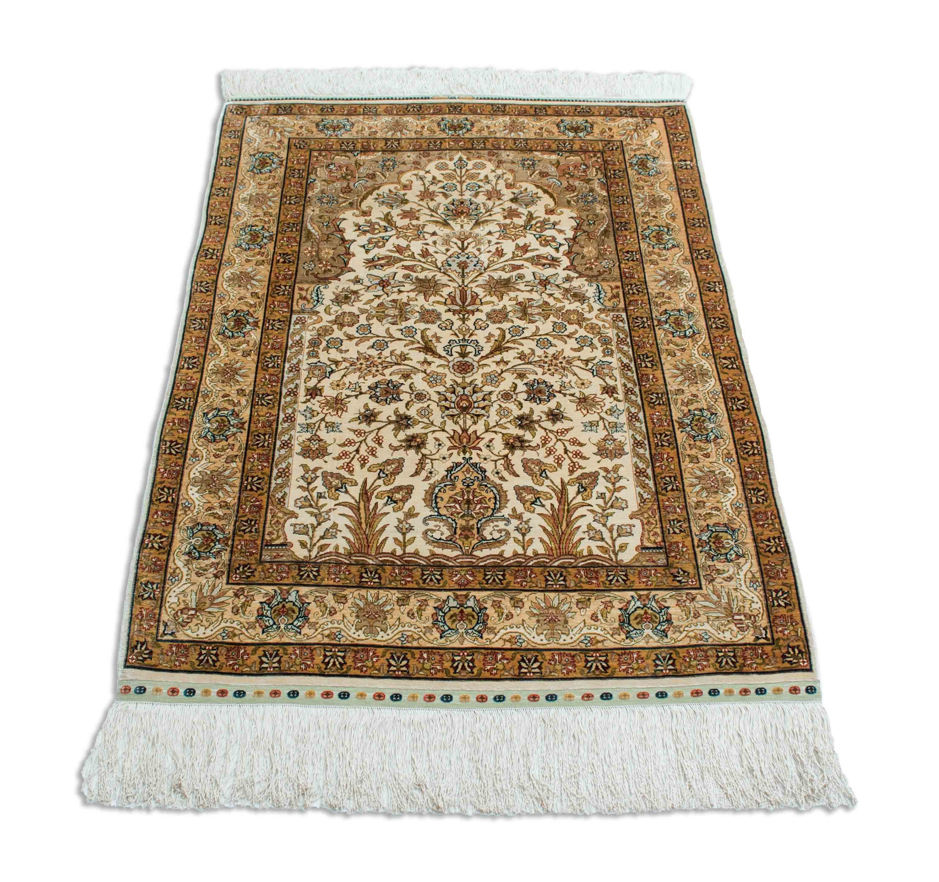 Eine Fotoaufnahme eines Hereke Teppichs.