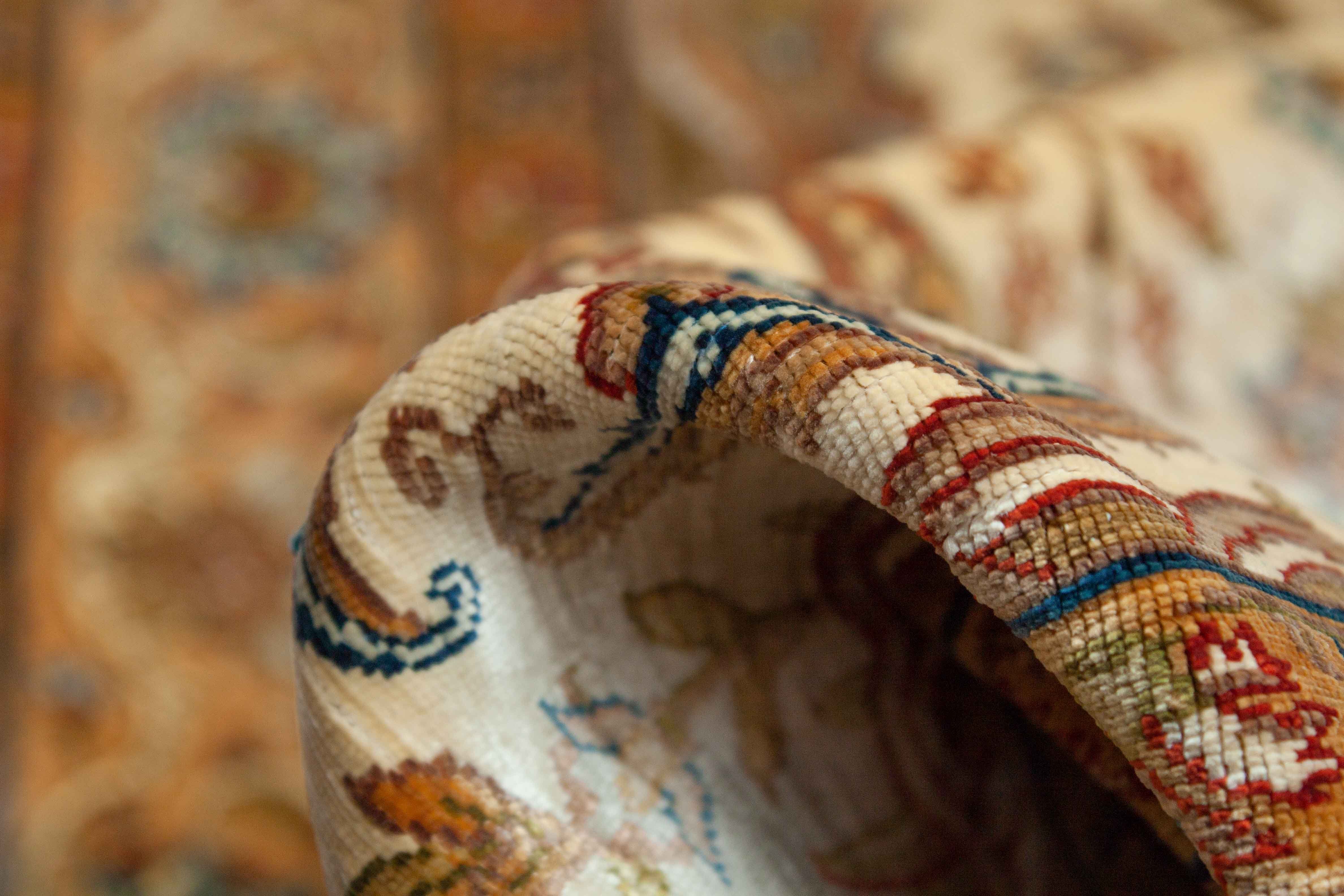 Eine Fotoaufnahme eines Hereke Teppichs.