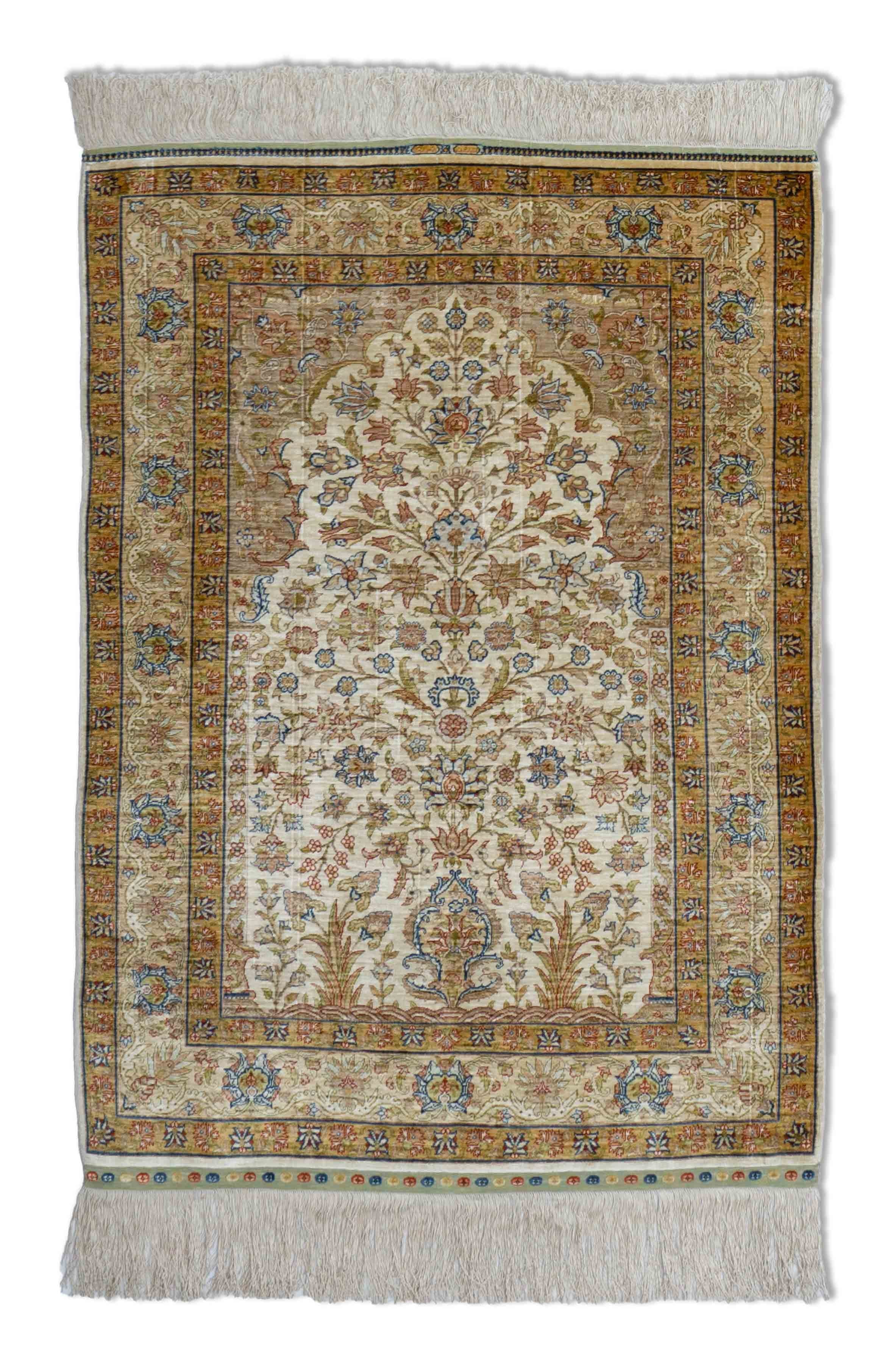 Eine Fotoaufnahme eines Hereke Teppichs.