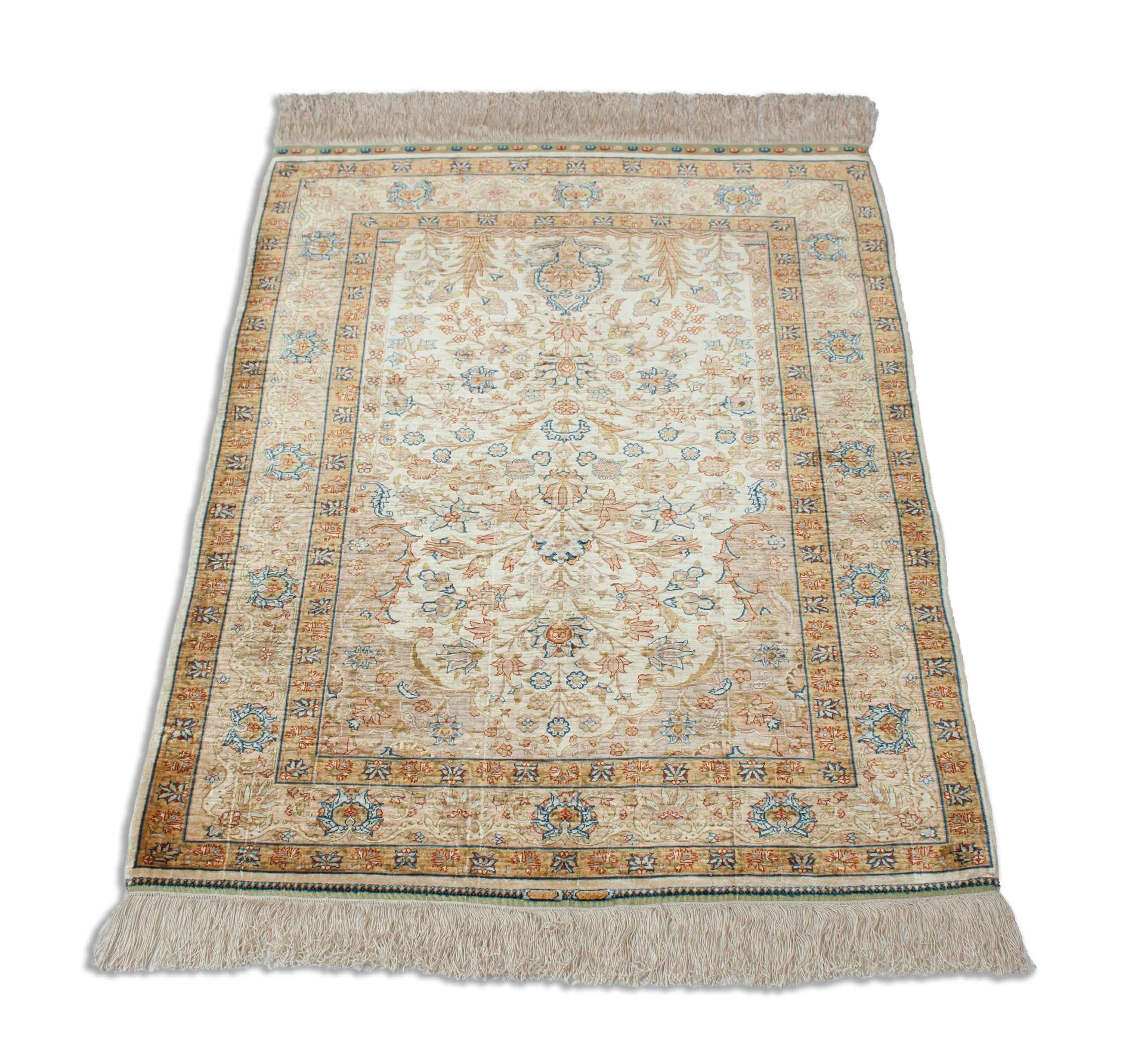 Eine Fotoaufnahme eines Hereke Teppichs.