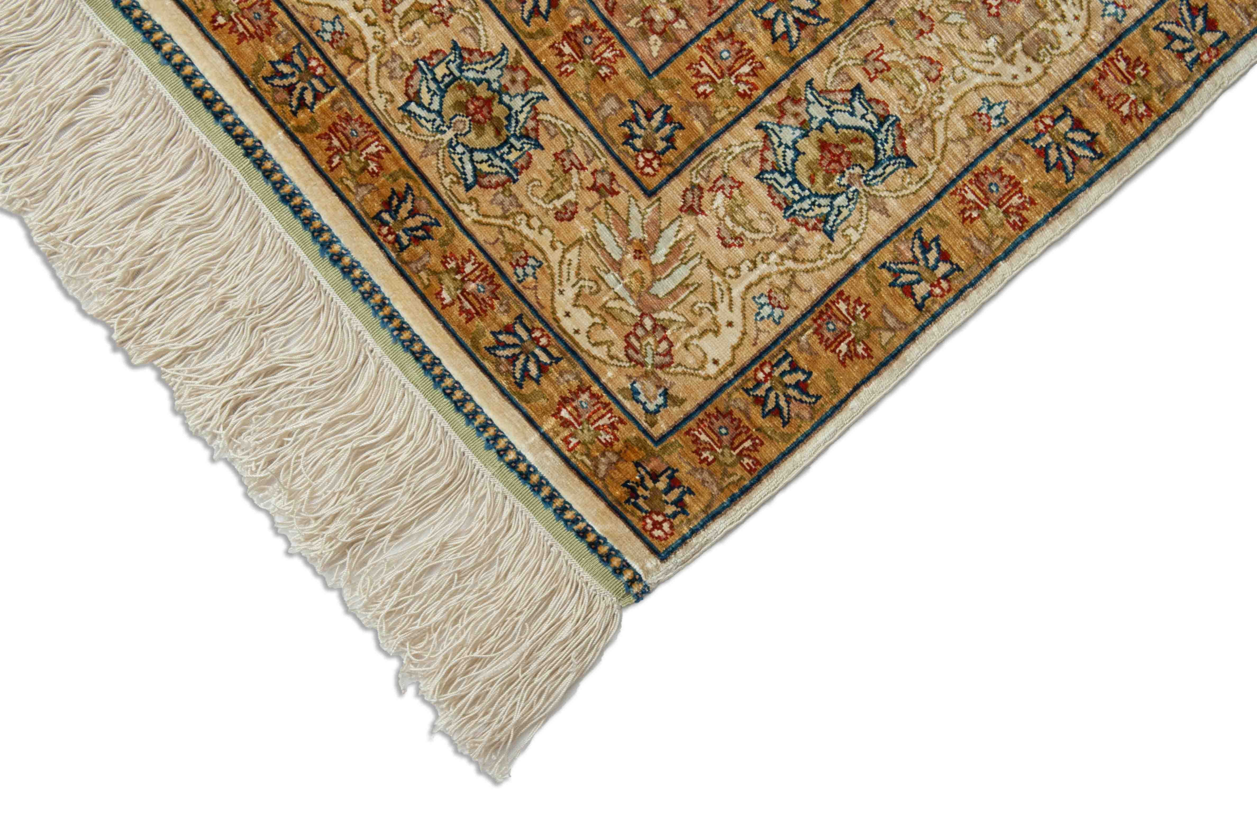 Eine Fotoaufnahme eines Hereke Teppichs.