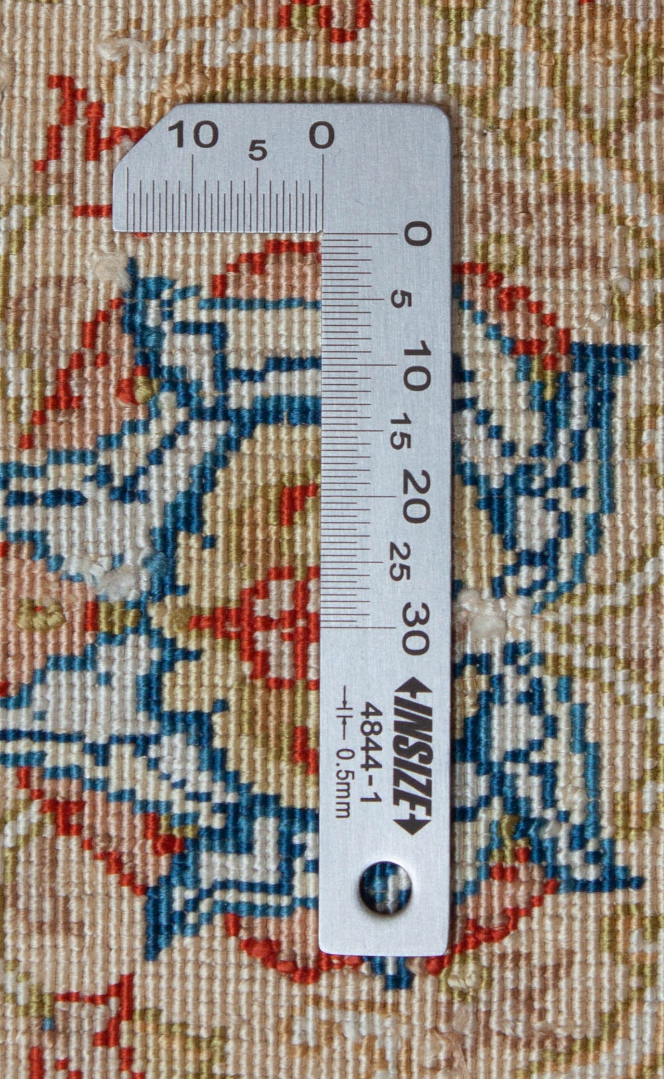 Eine Fotoaufnahme eines Hereke Teppichs.