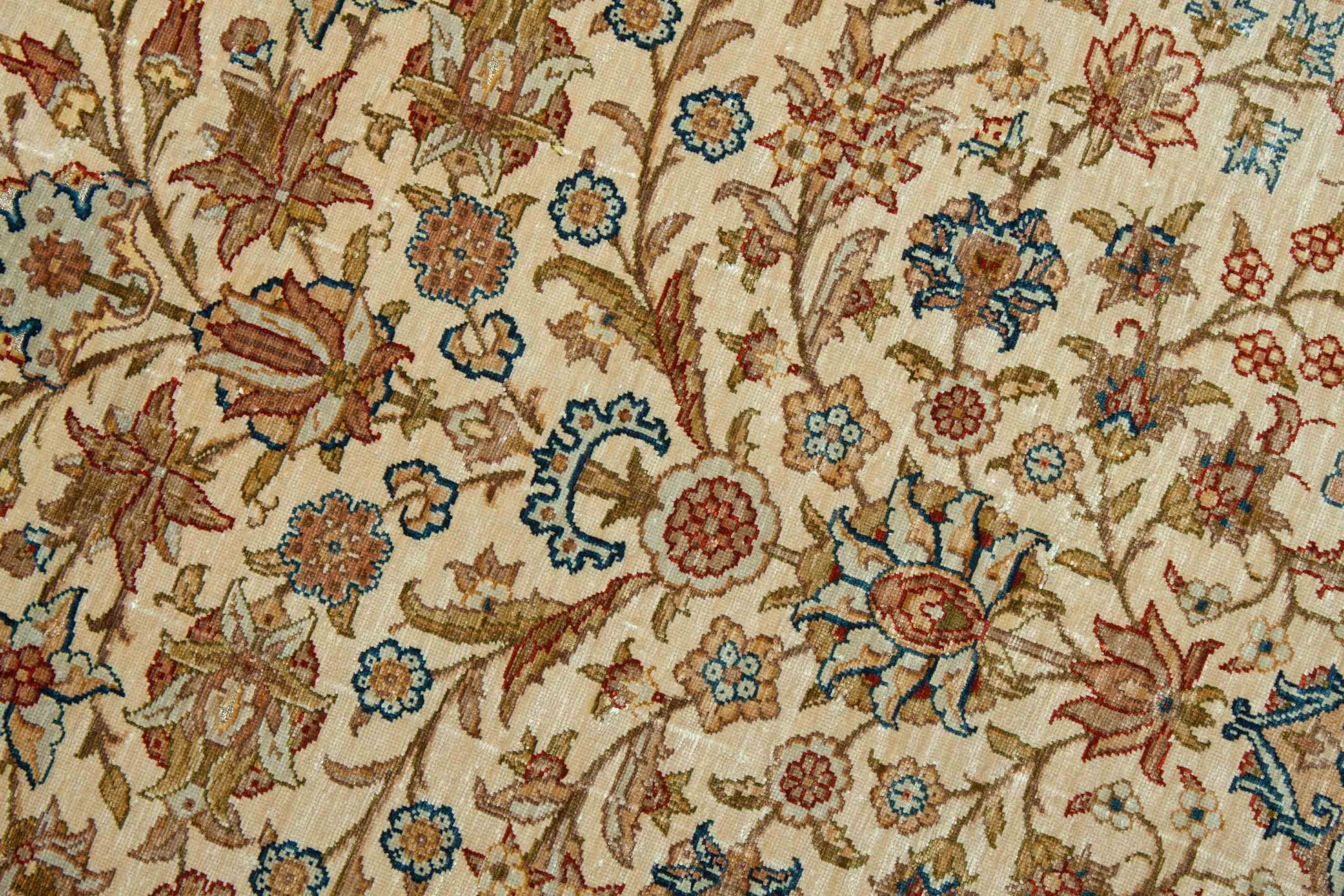 Eine Fotoaufnahme eines Hereke Teppichs.