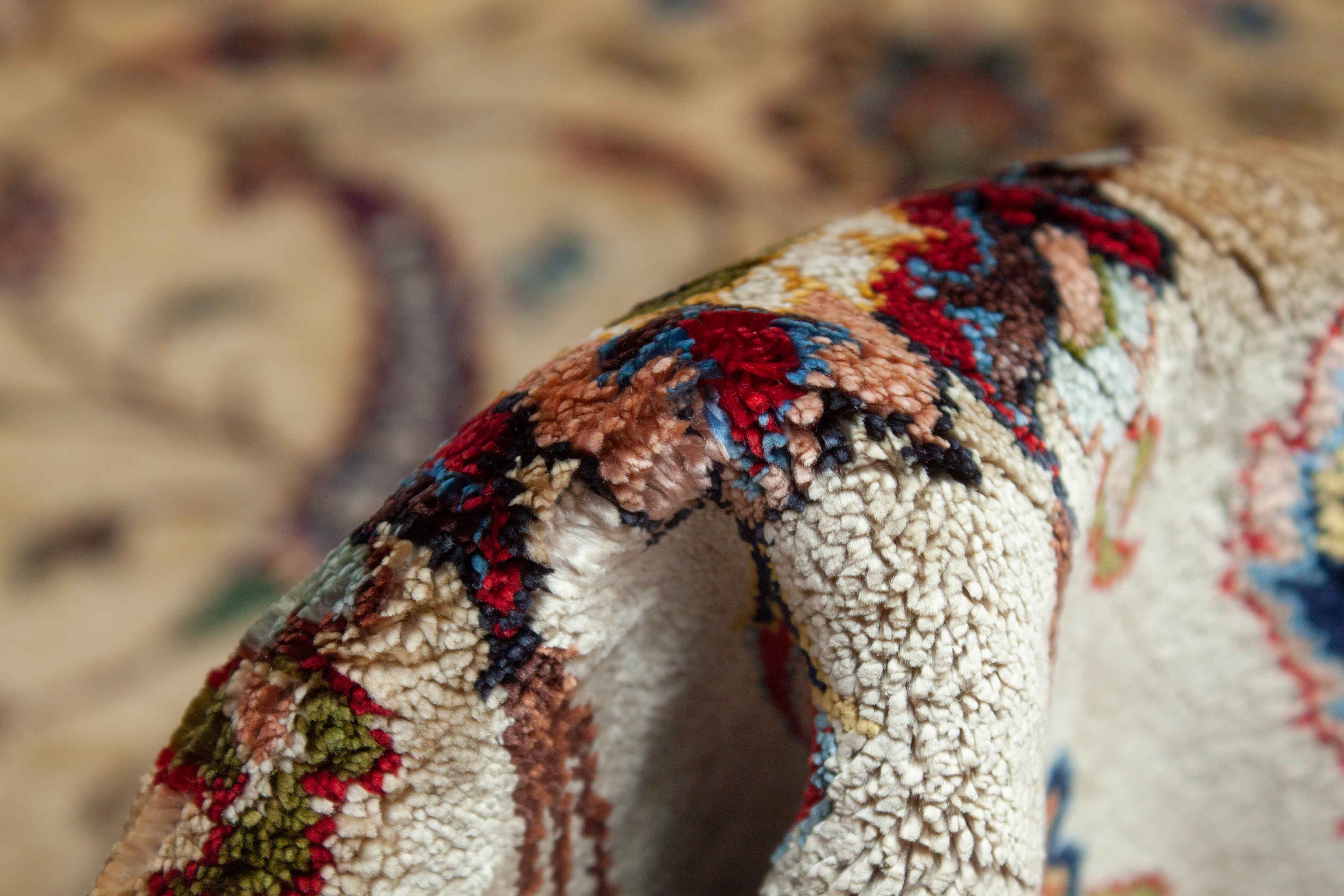 Eine Fotoaufnahme eines Ghom Teppichs.