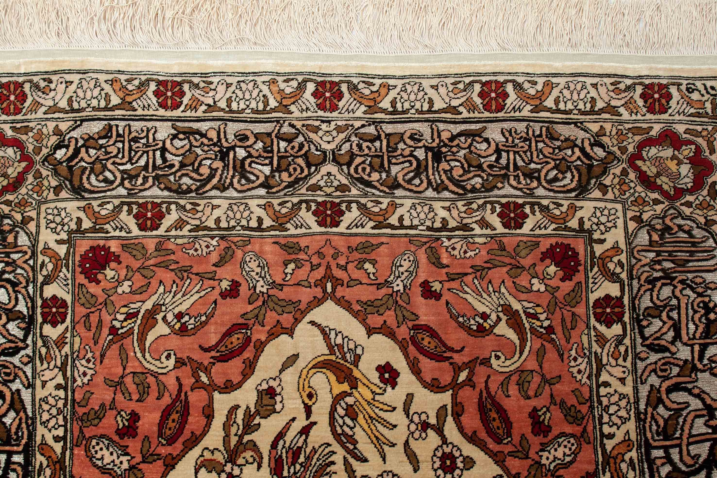 Eine Fotoaufnahme eines Hereke Teppichs.