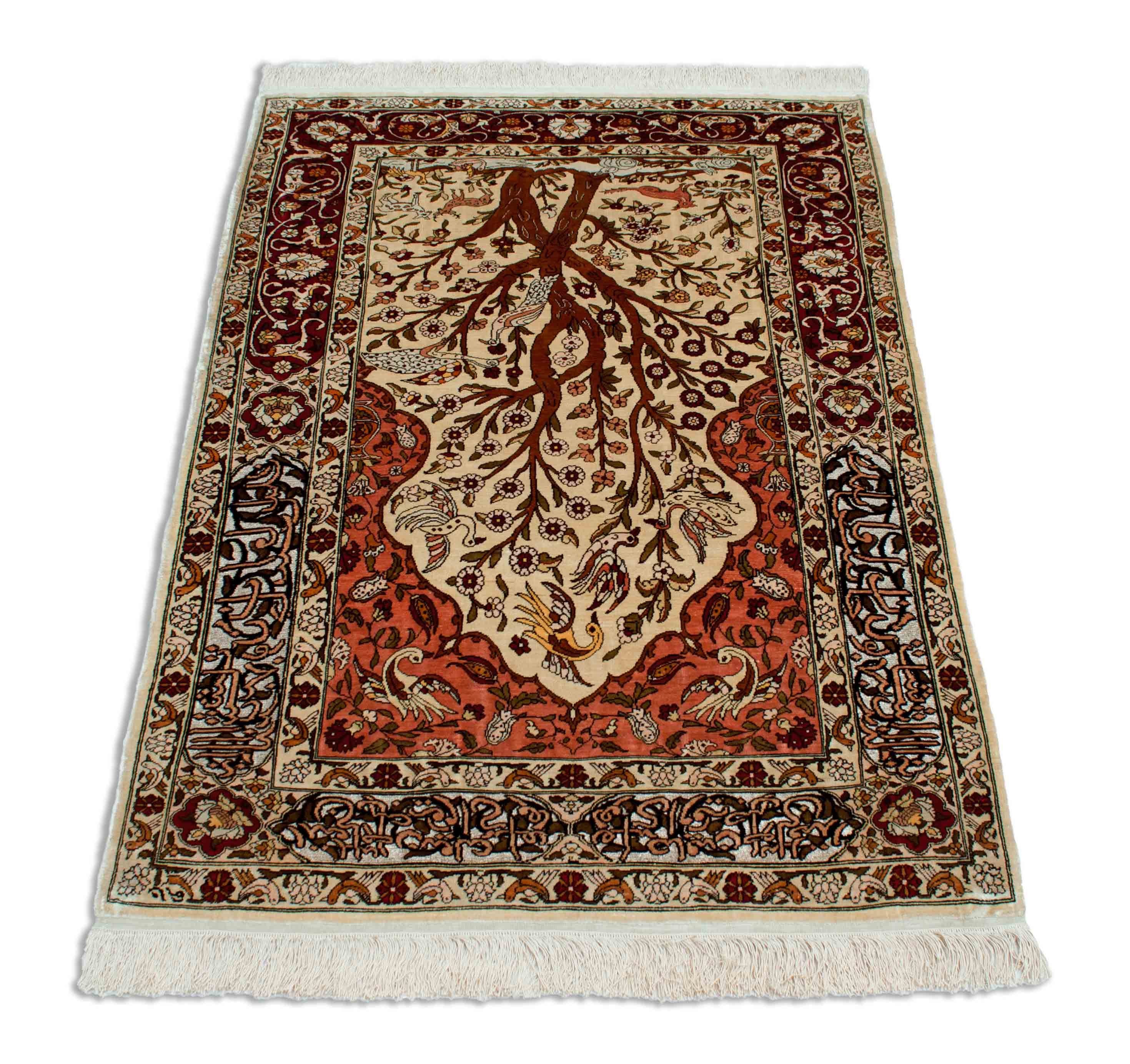 Eine Fotoaufnahme eines Hereke Teppichs.