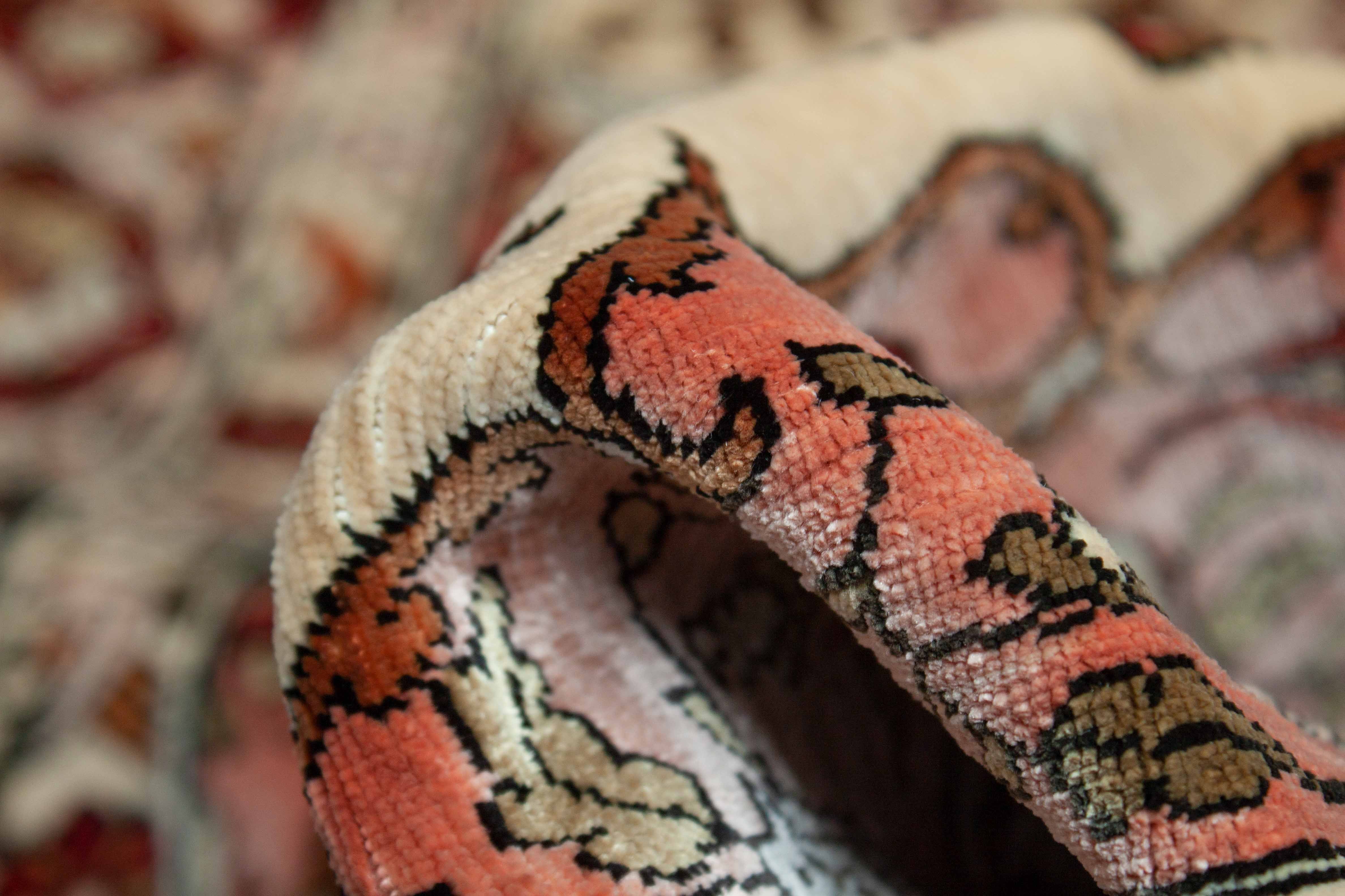 Eine Fotoaufnahme eines Hereke Teppichs.