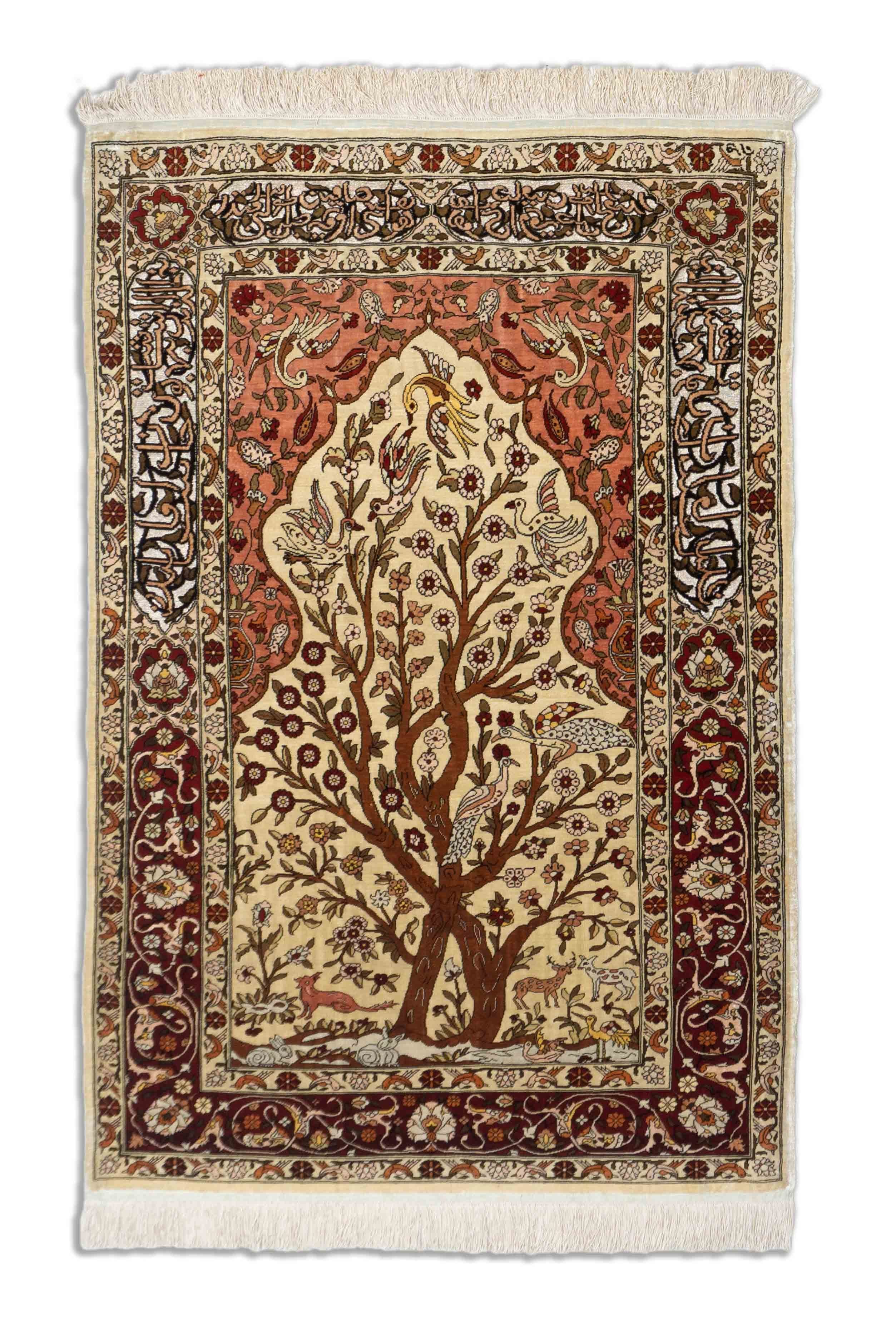 Eine Fotoaufnahme eines Hereke Teppichs.