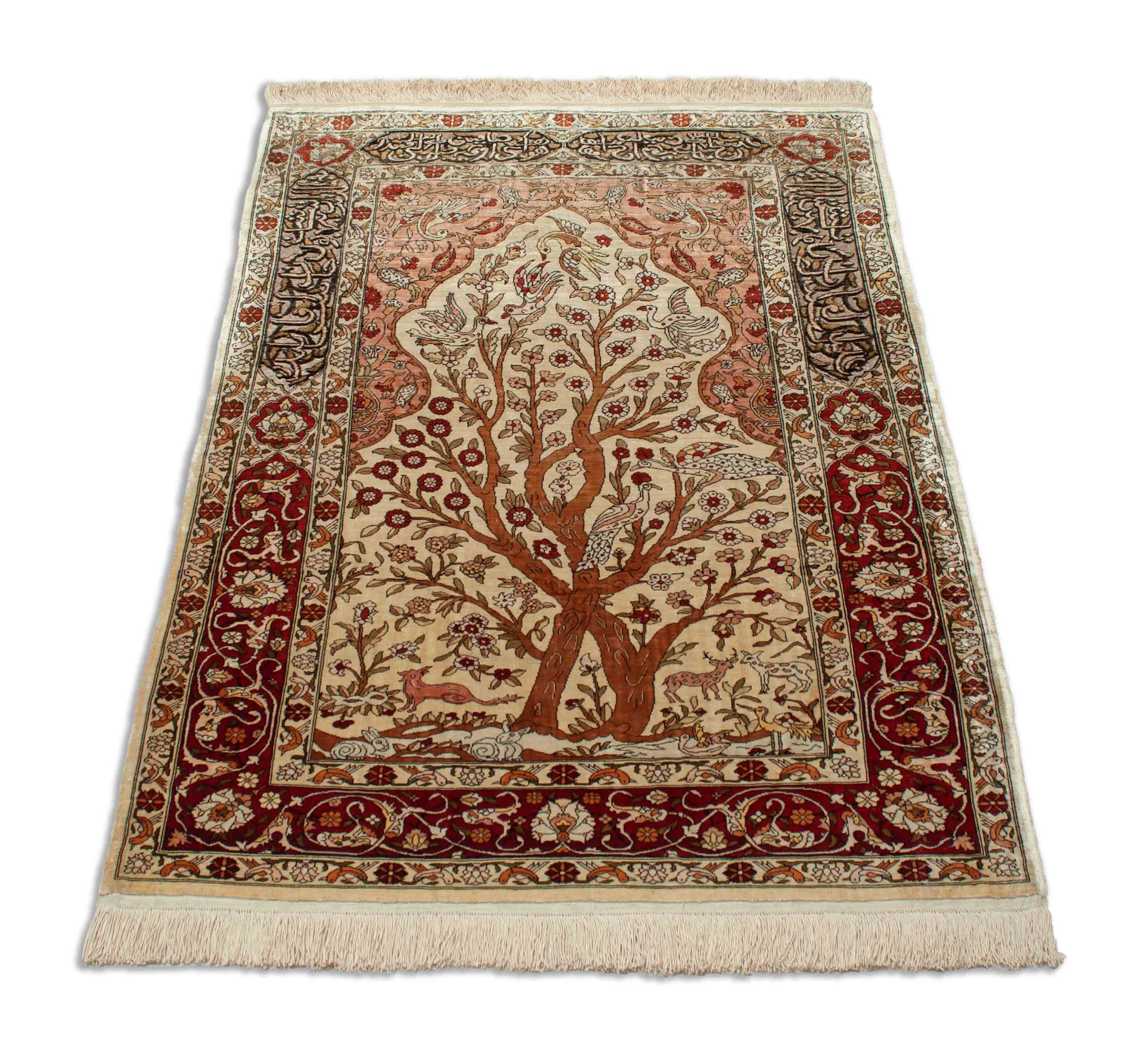 Eine Fotoaufnahme eines Hereke Teppichs.